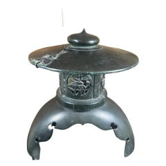 Grande lanterne japonaise ancienne de 18 pouces en bronze avec détails fins