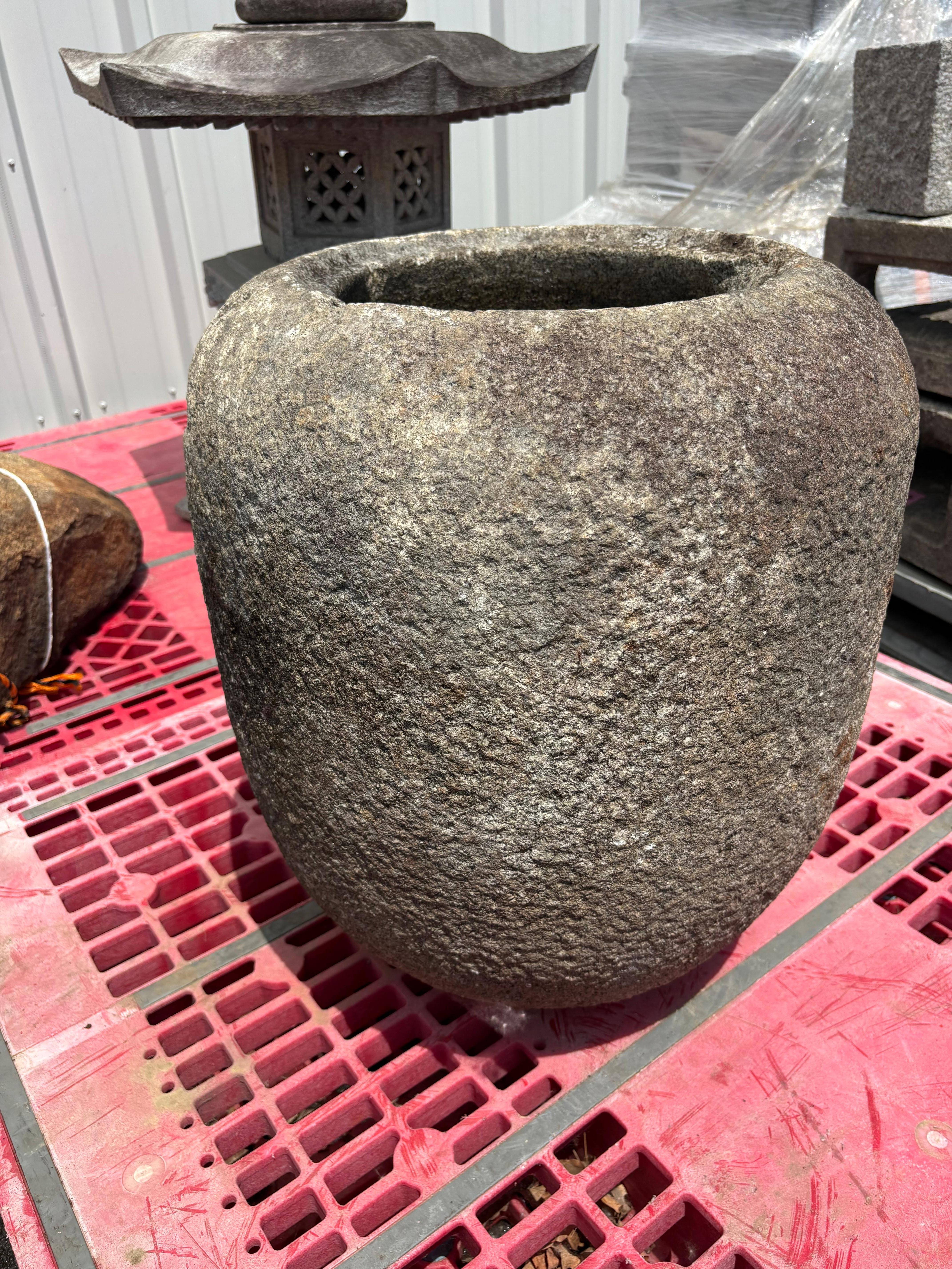 Japonais Grand bassin d'eau Tsukubai sculpté à la main, Natsume, au Japon en vente