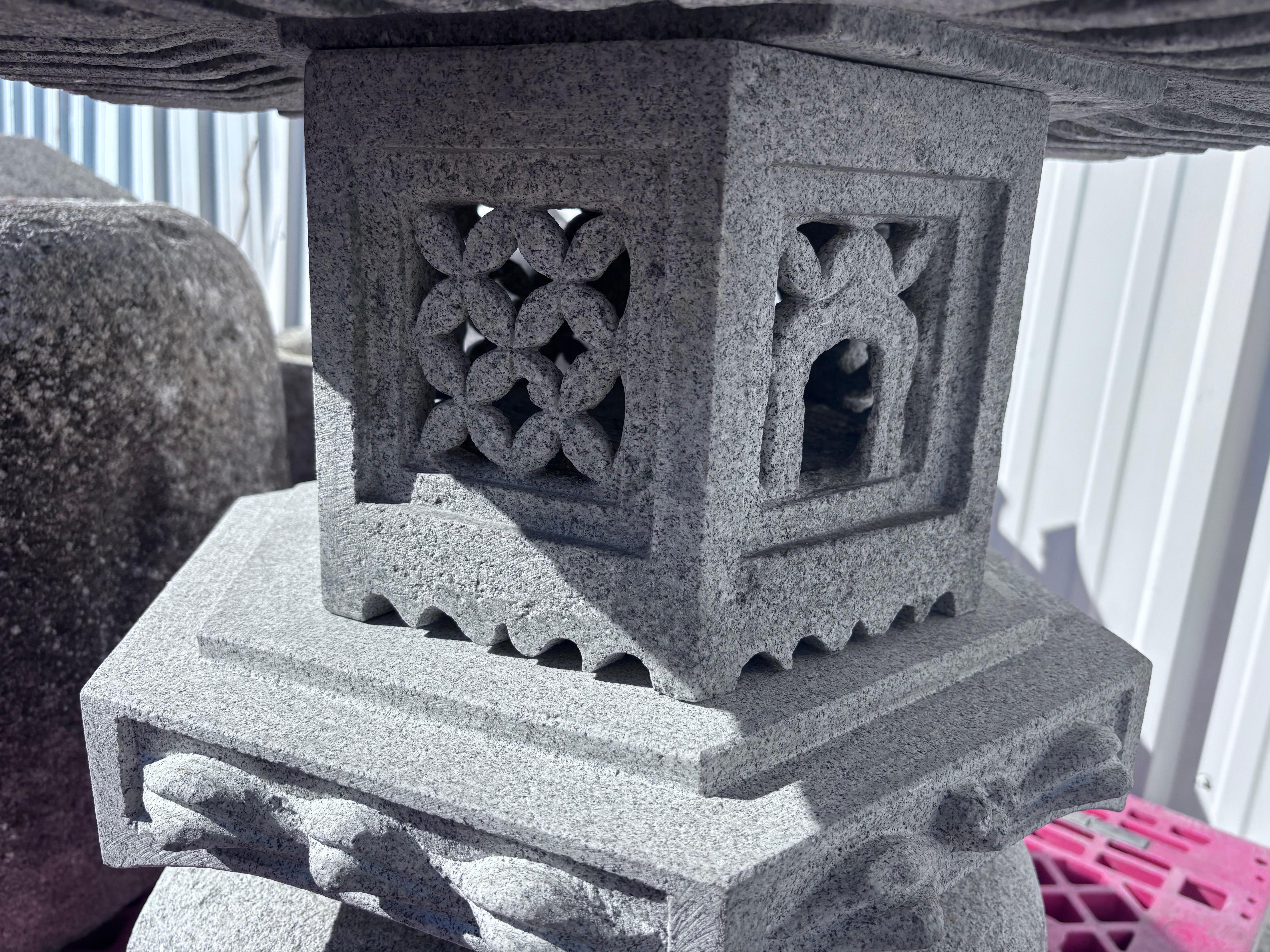 Showa Japon Large Older Stone Classic Yukimi Lantern Beautiful Details, 33 Inches en vente