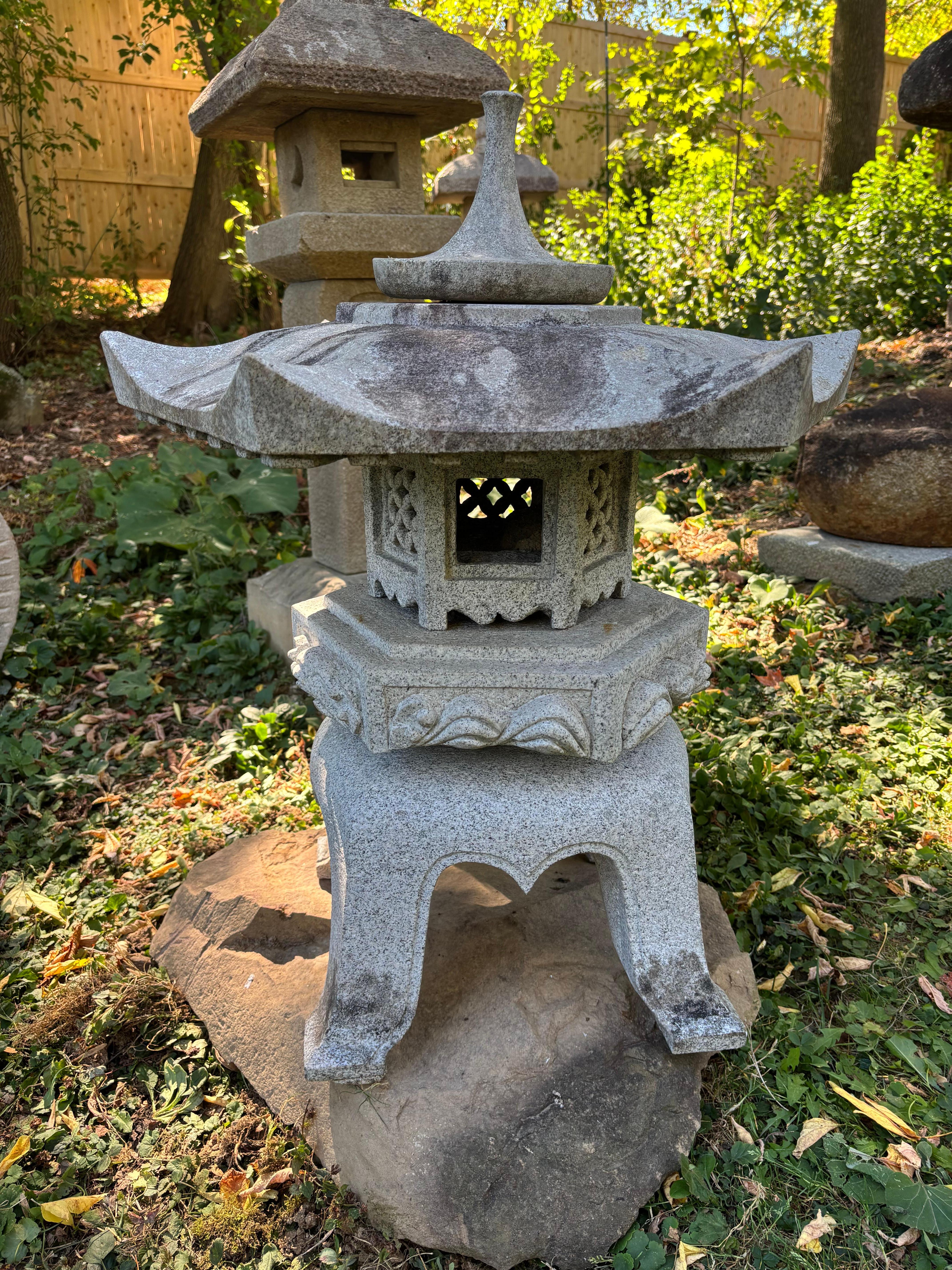 Showa Japan Large Older Stone Classic Yukimi Lantern Beautiful Details, 33 Inches in vendita