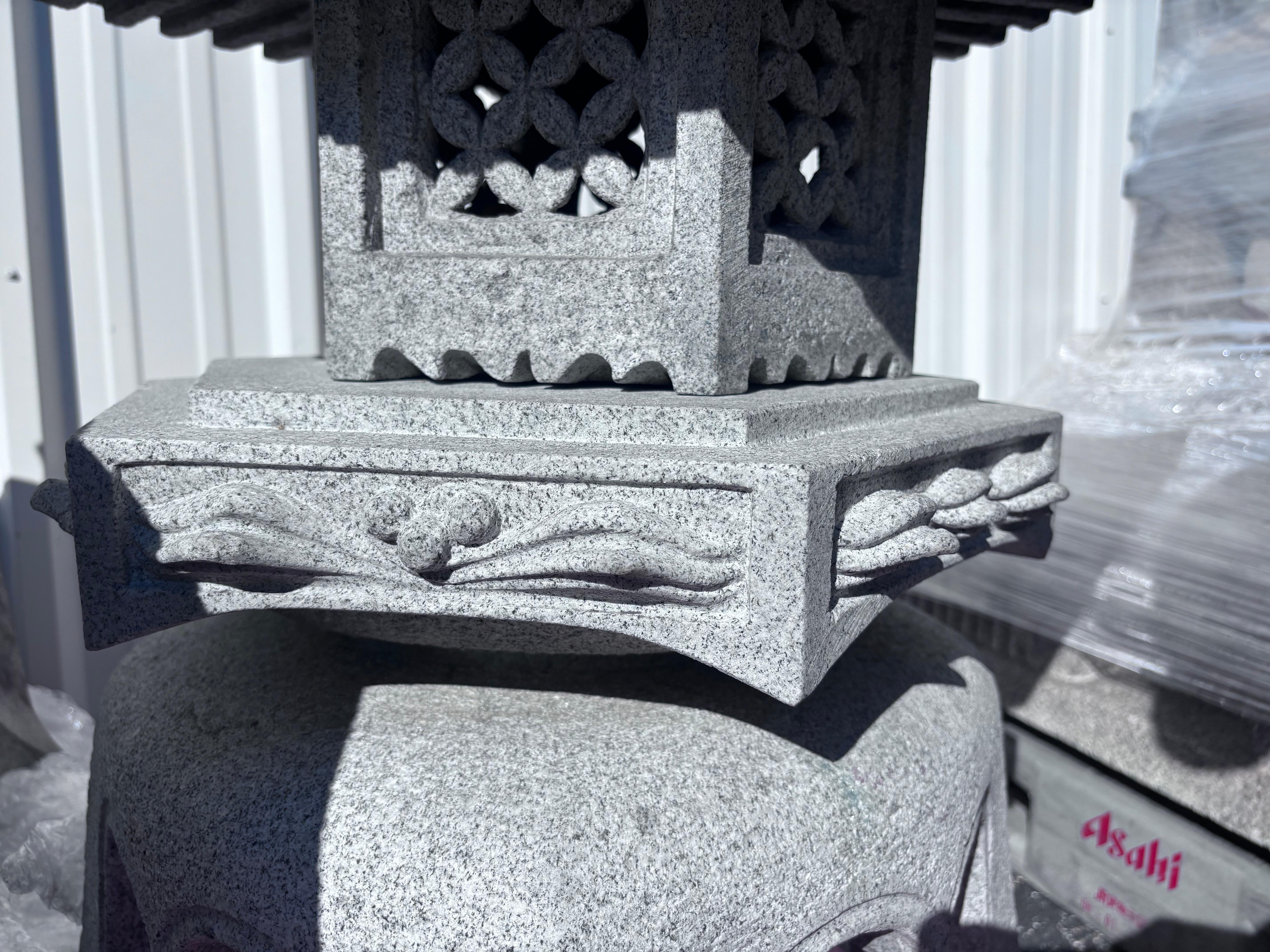 Japonais Japon Large Older Stone Classic Yukimi Lantern Beautiful Details, 33 Inches en vente