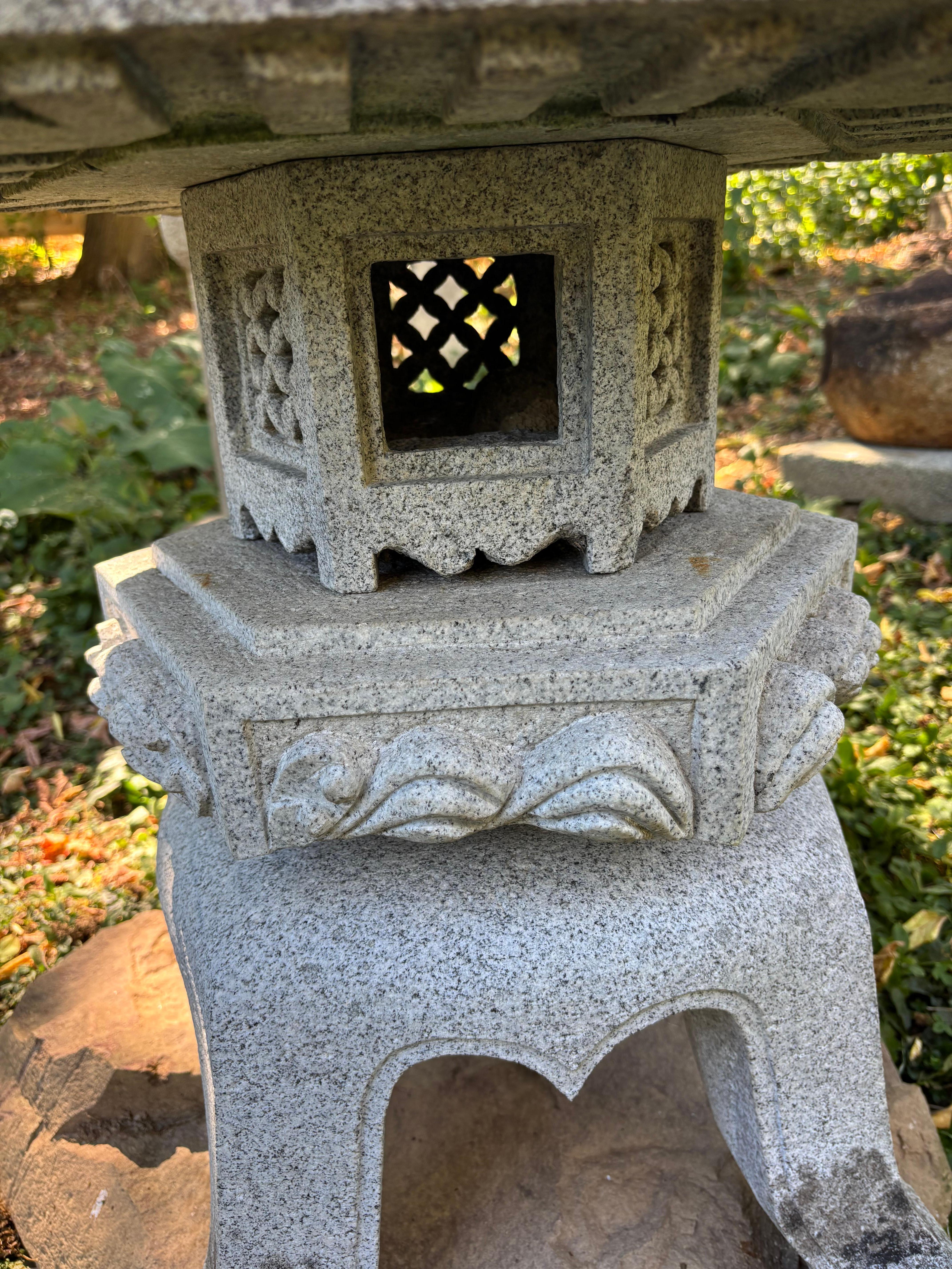 Giapponese Japan Large Older Stone Classic Yukimi Lantern Beautiful Details, 33 Inches in vendita