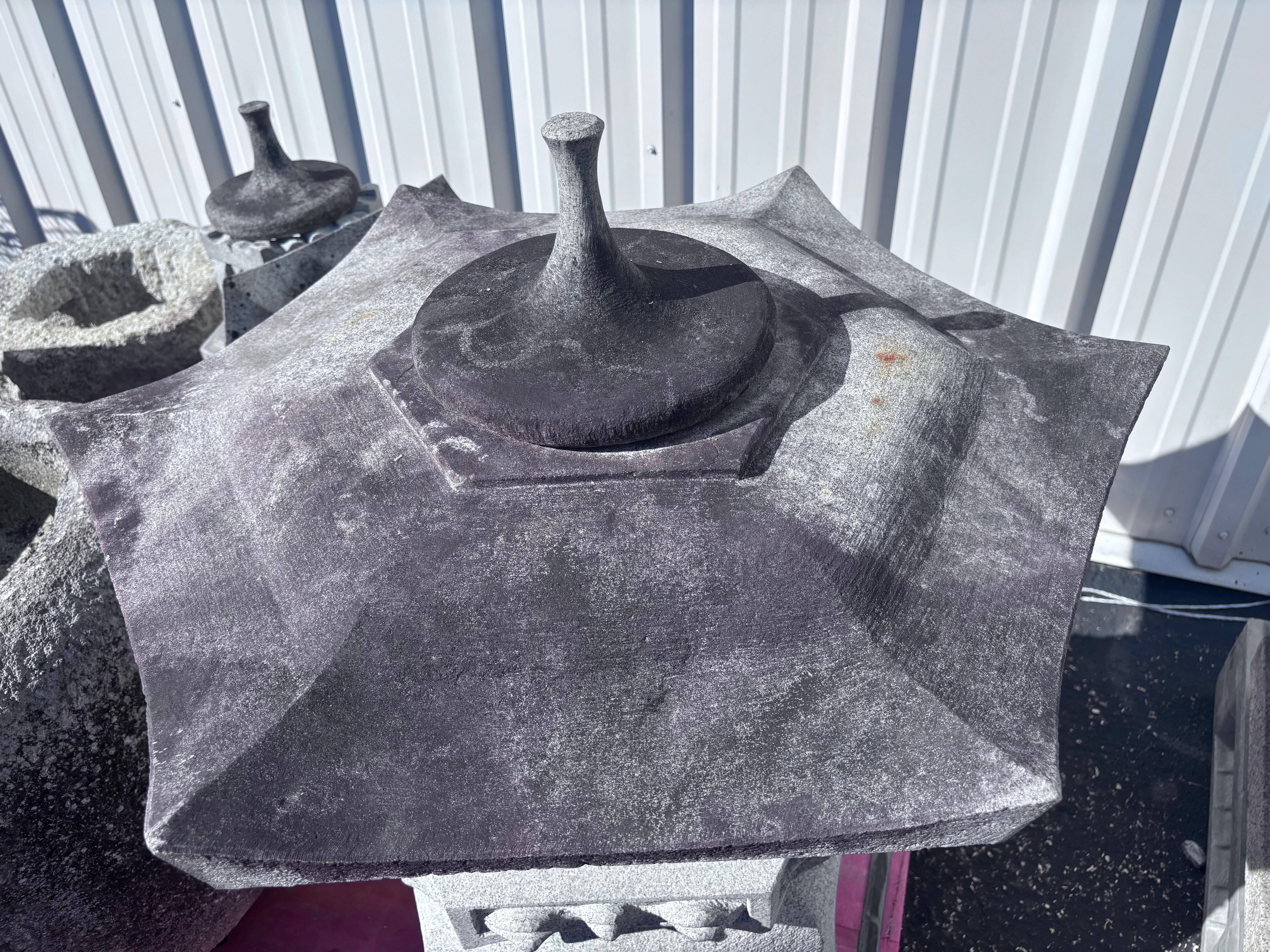 Fait main Japon Large Older Stone Classic Yukimi Lantern Beautiful Details, 33 Inches en vente