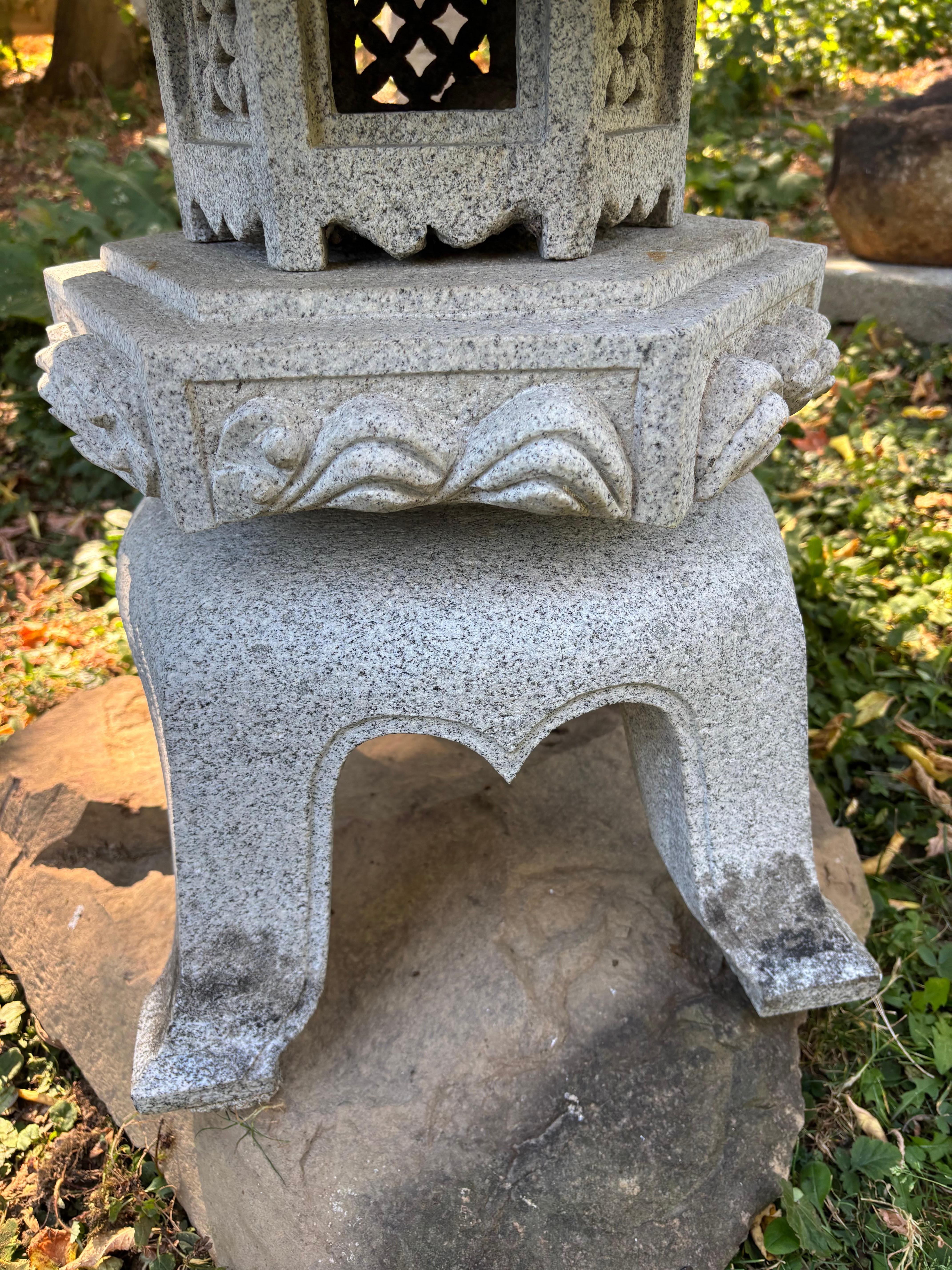 Fatto a mano Japan Large Older Stone Classic Yukimi Lantern Beautiful Details, 33 Inches in vendita