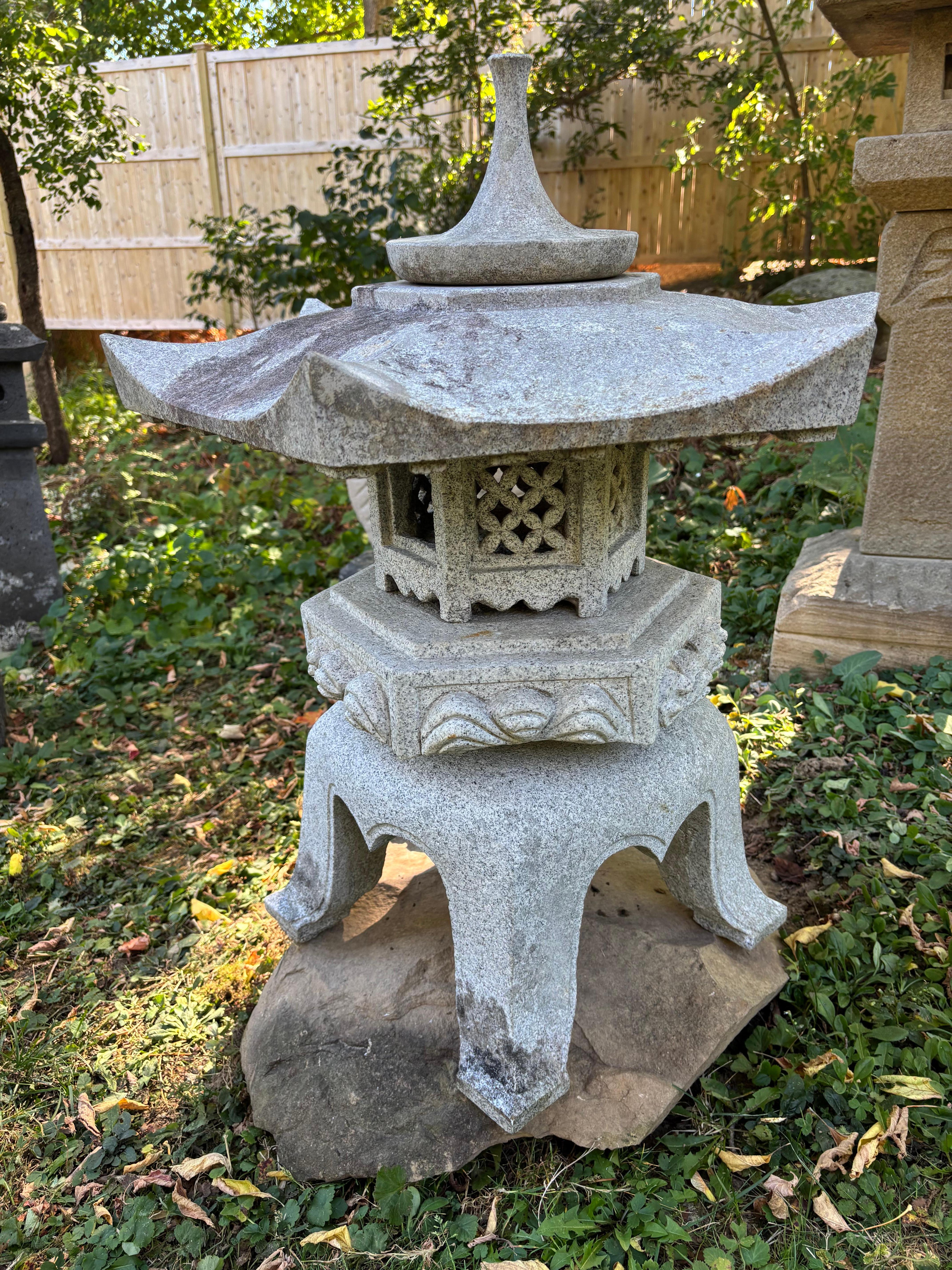 Japan Large Older Stone Classic Yukimi Lantern Beautiful Details, 33 Inches In condizioni buone in vendita a South Burlington, VT