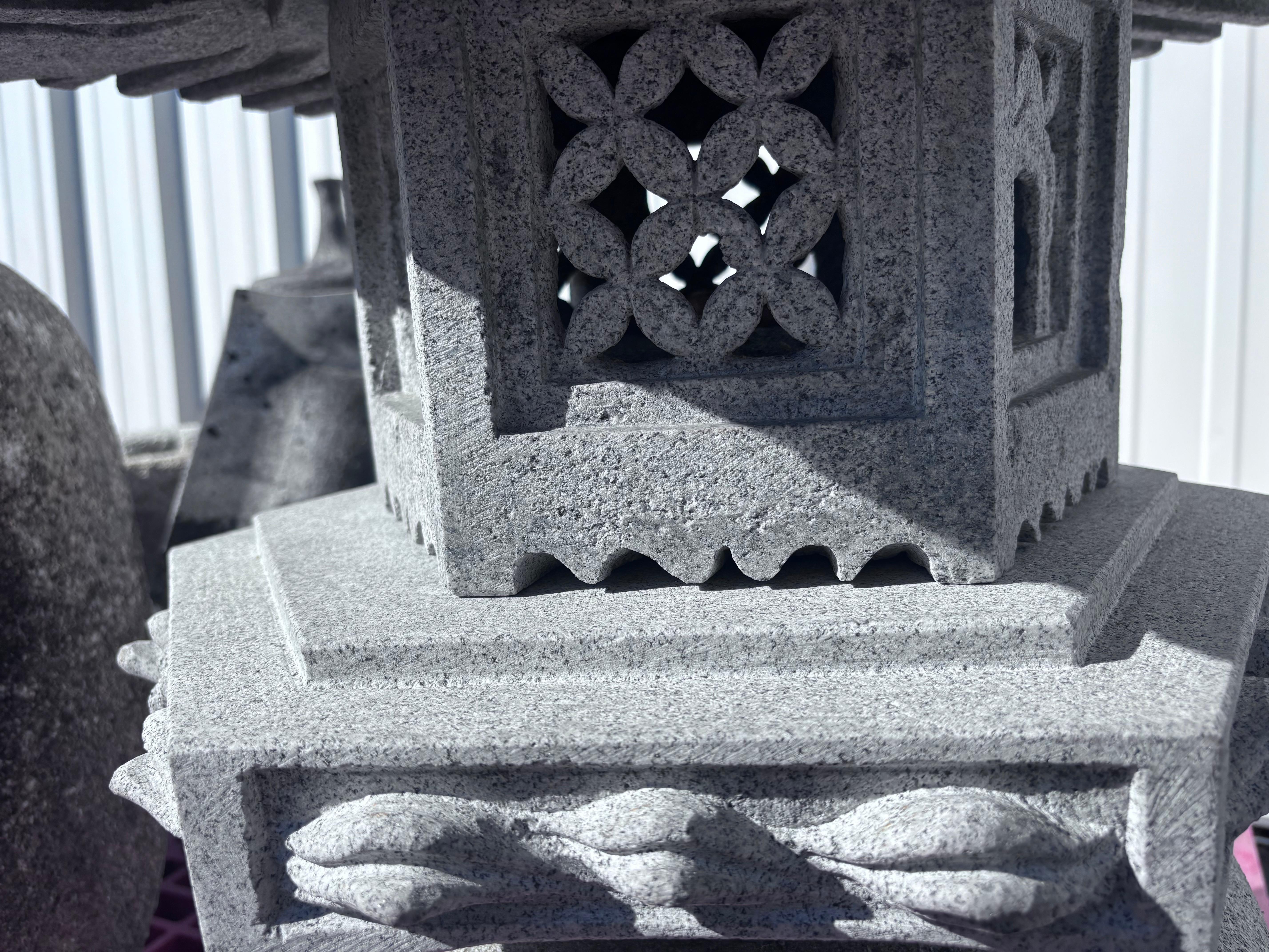 20ième siècle Japon Large Older Stone Classic Yukimi Lantern Beautiful Details, 33 Inches en vente