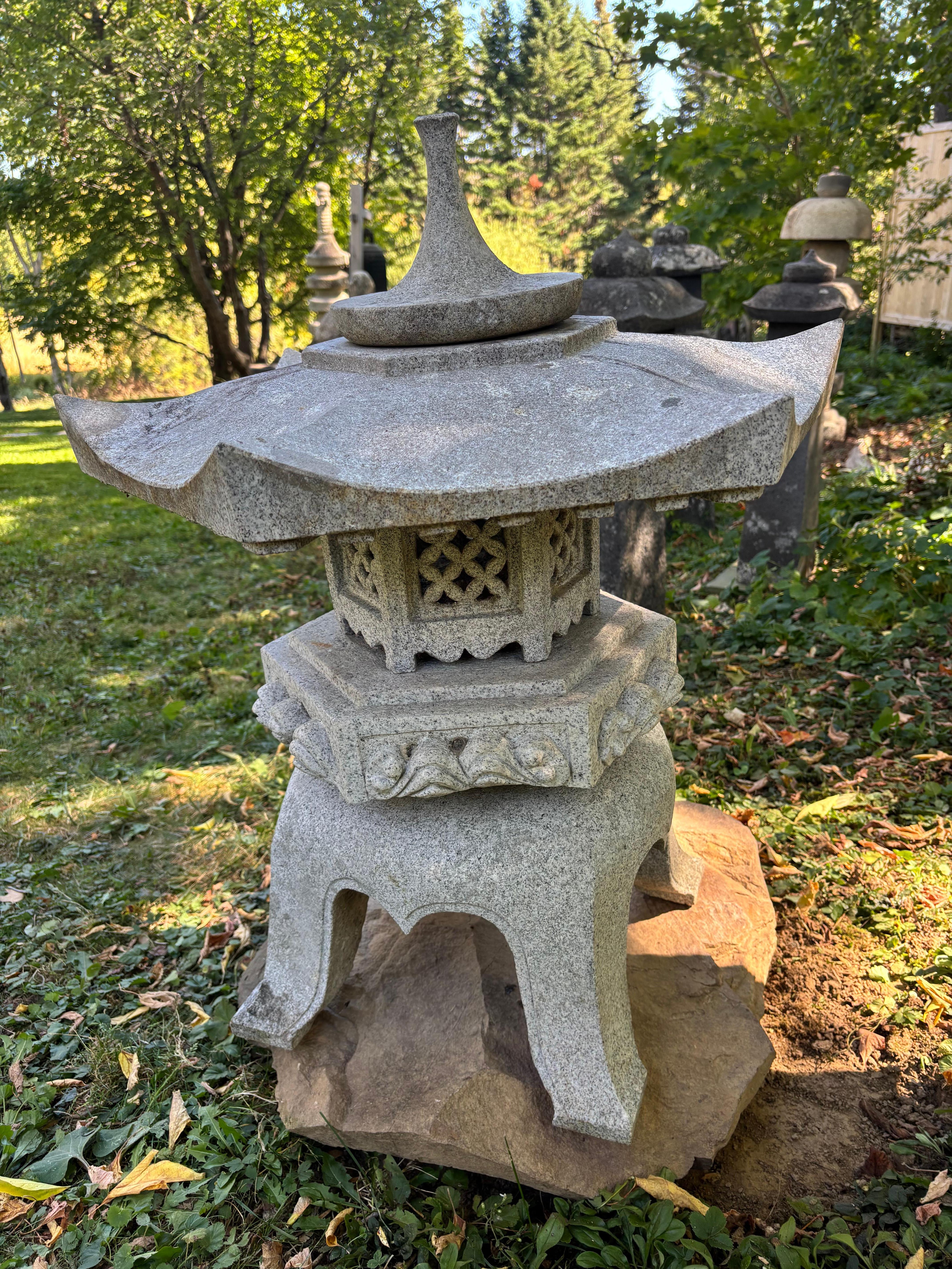 XX secolo Japan Large Older Stone Classic Yukimi Lantern Beautiful Details, 33 Inches in vendita