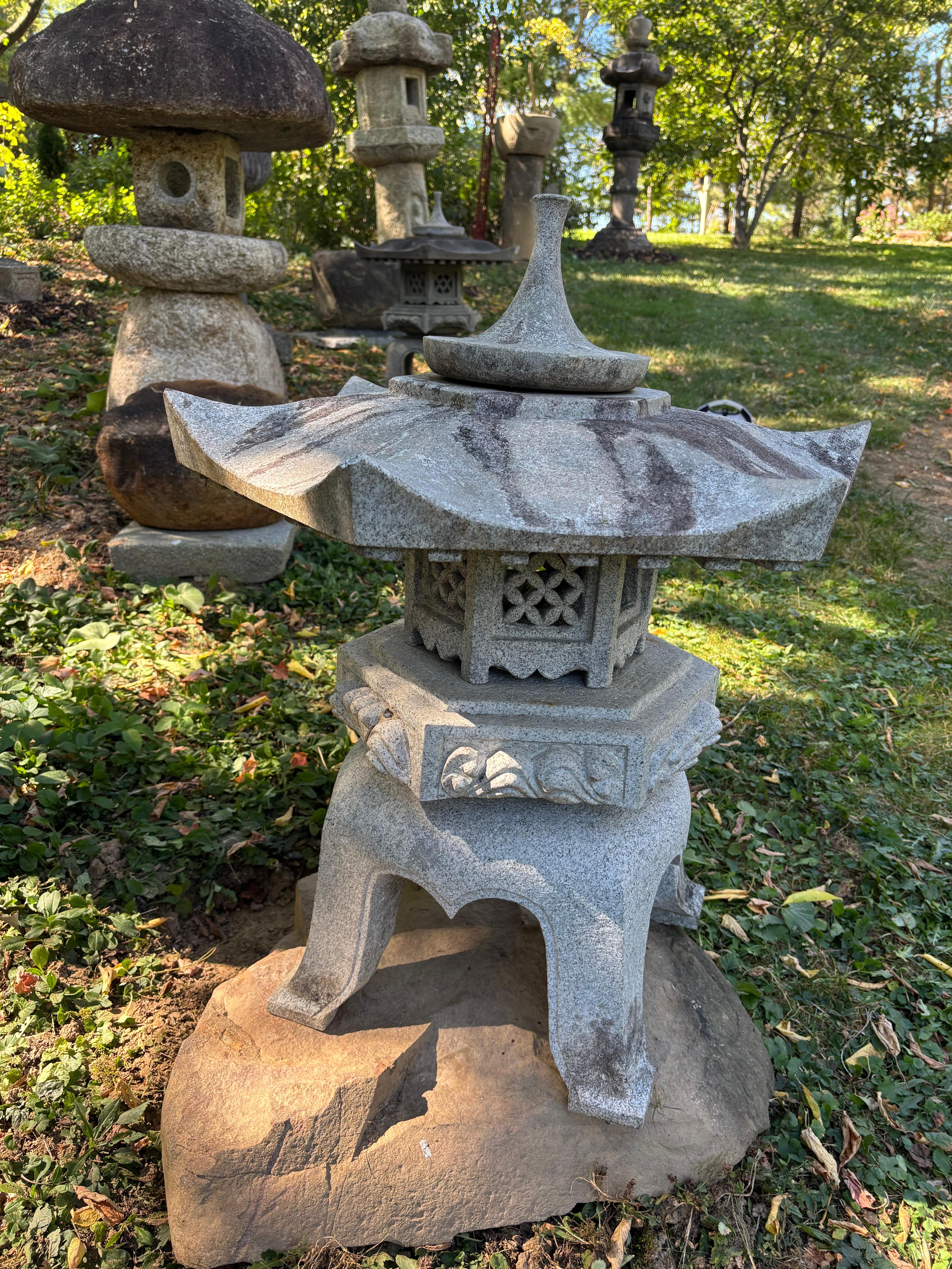 Pietra Japan Large Older Stone Classic Yukimi Lantern Beautiful Details, 33 Inches in vendita