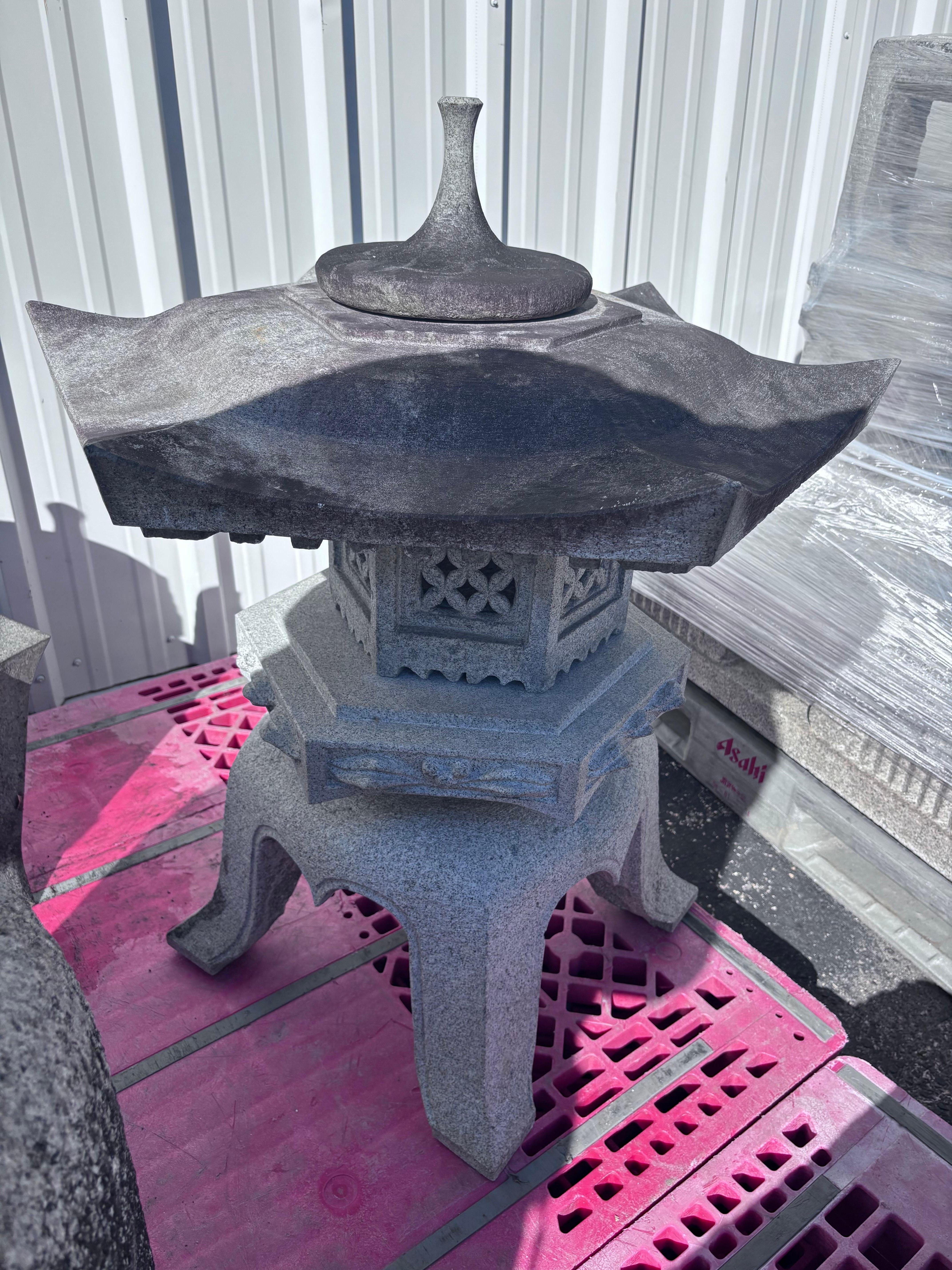 Japon Large Older Stone Classic Yukimi Lantern Beautiful Details, 33 Inches en vente 1