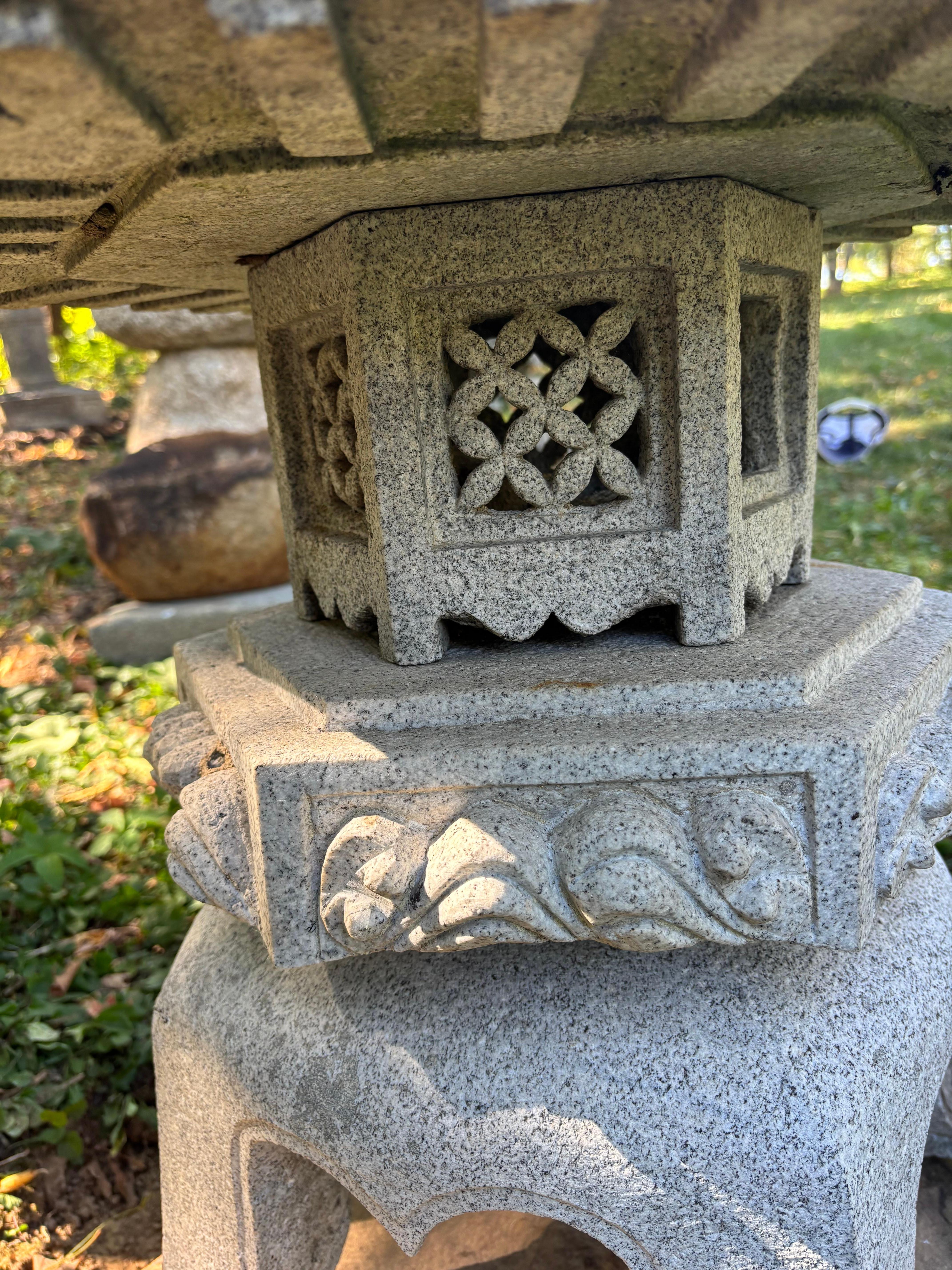 Japan Large Older Stone Classic Yukimi Lantern Beautiful Details, 33 Inches in vendita 1