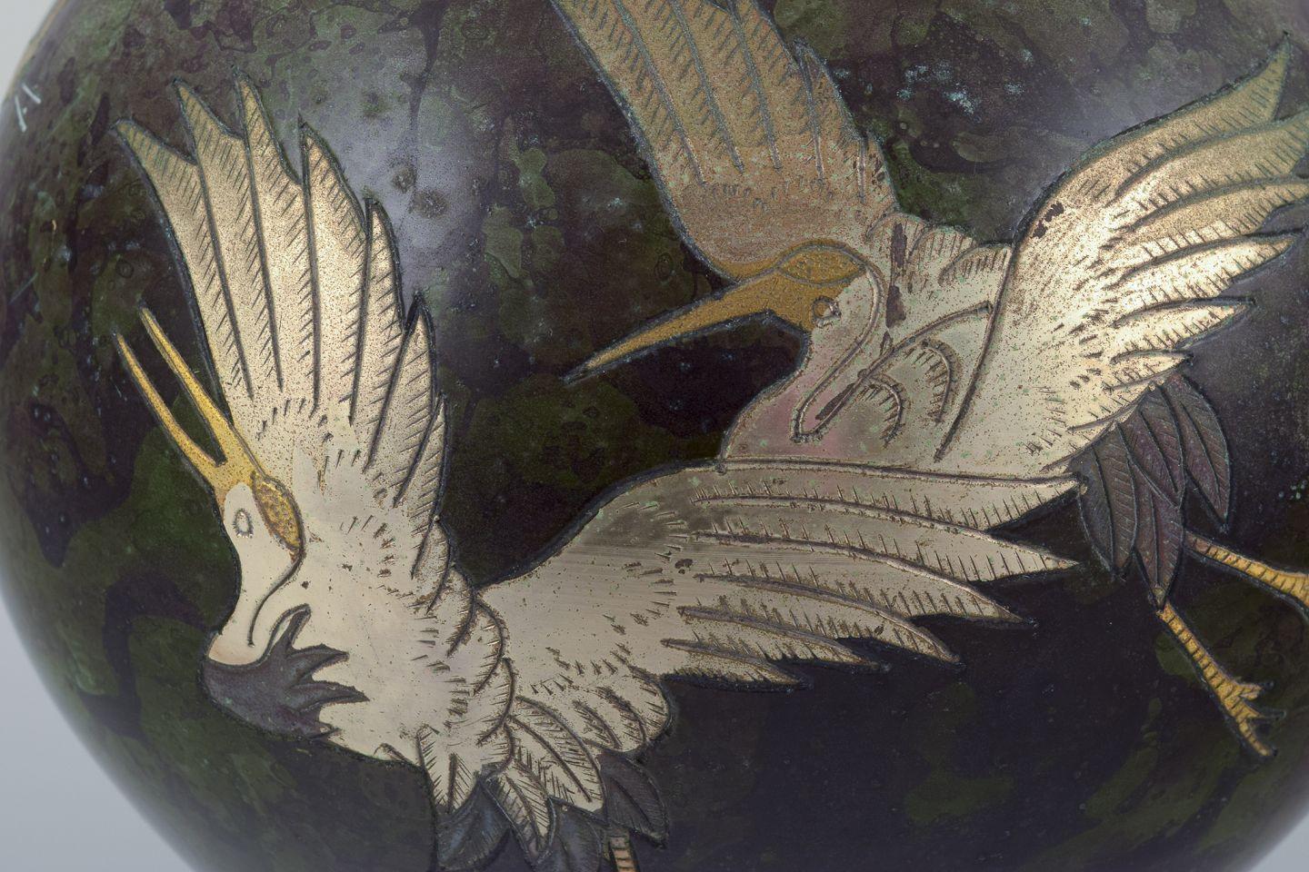 Mid-20th Century Japan, large round vase in brass. Motif of cranes in silver. Circa 1930s. For Sale