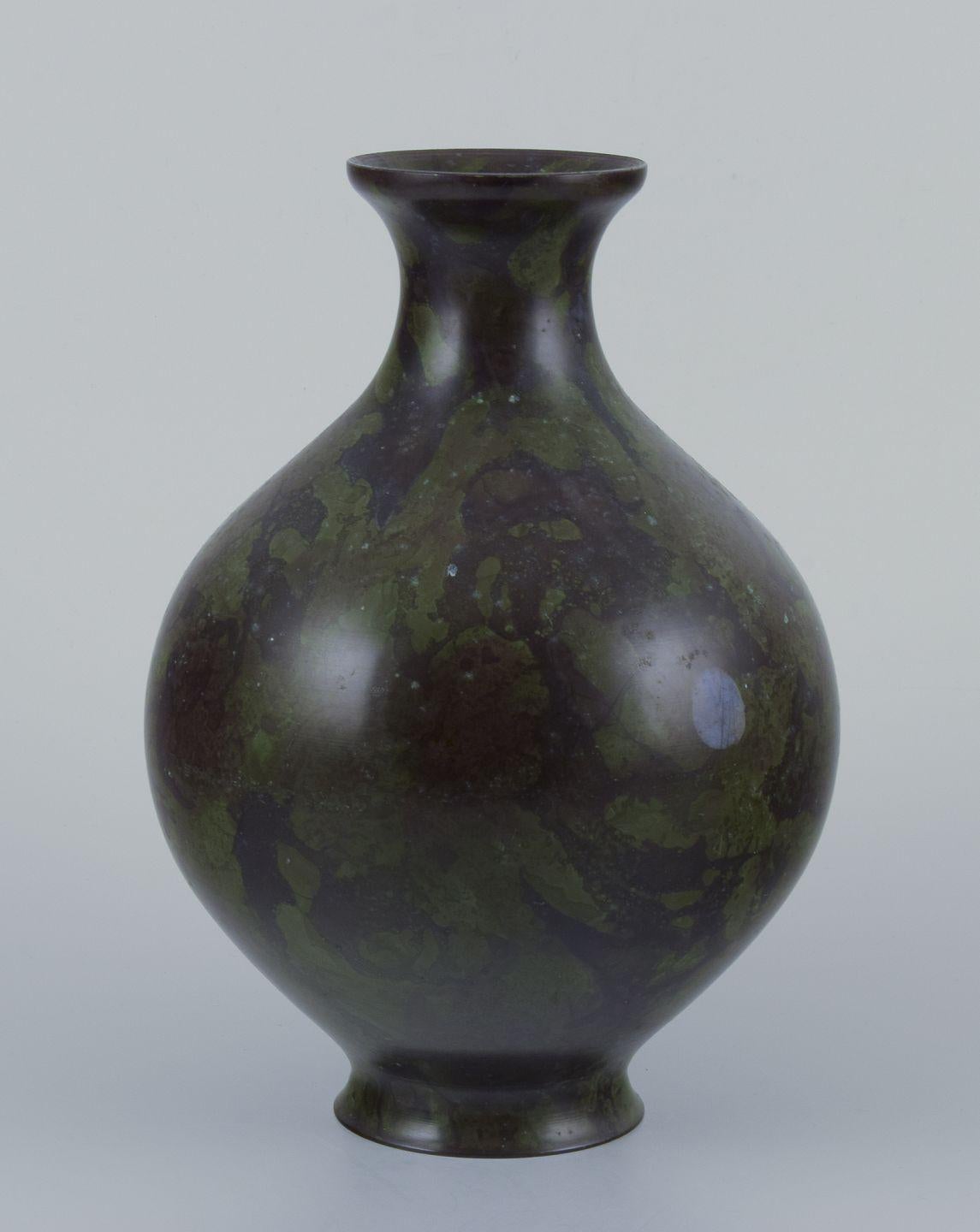 Silver Japan, large round vase in brass. Motif of cranes in silver. Circa 1930s. For Sale