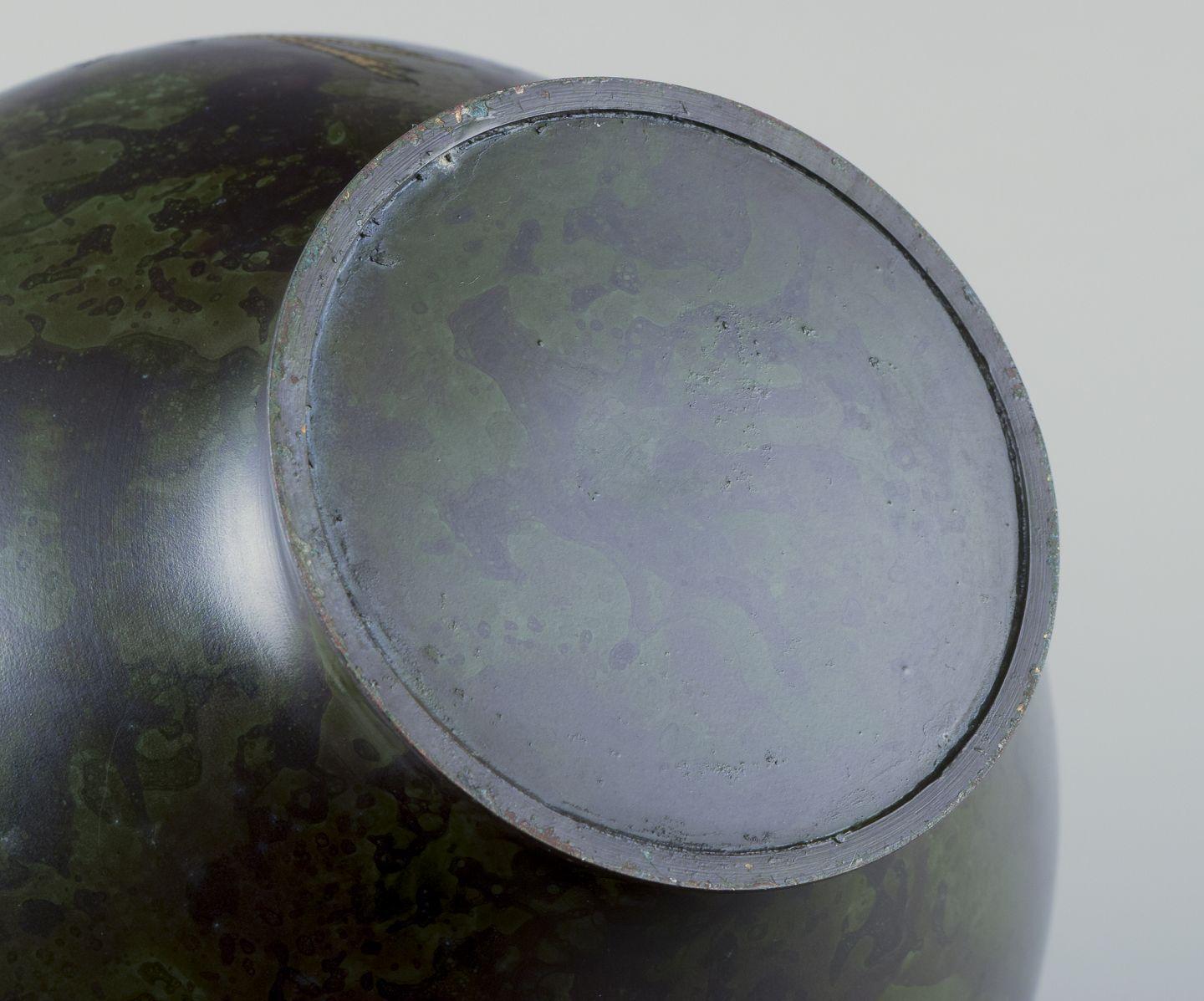 Japan, large round vase in brass. Motif of cranes in silver. Circa 1930s. For Sale 2