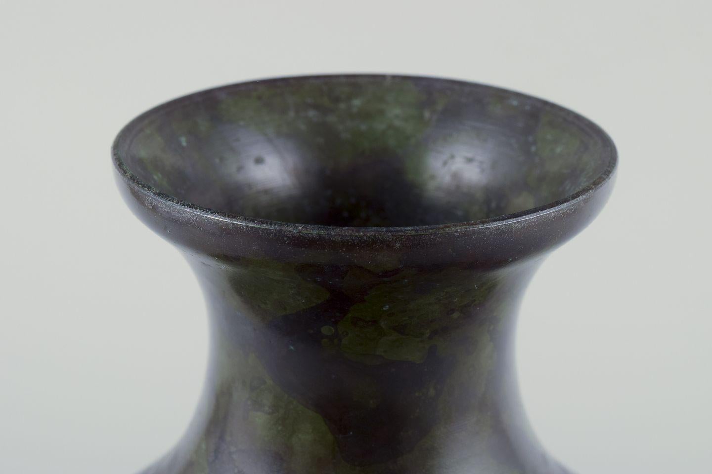 Japan, large round vase in brass. Motif of cranes in silver. Circa 1930s. For Sale 3