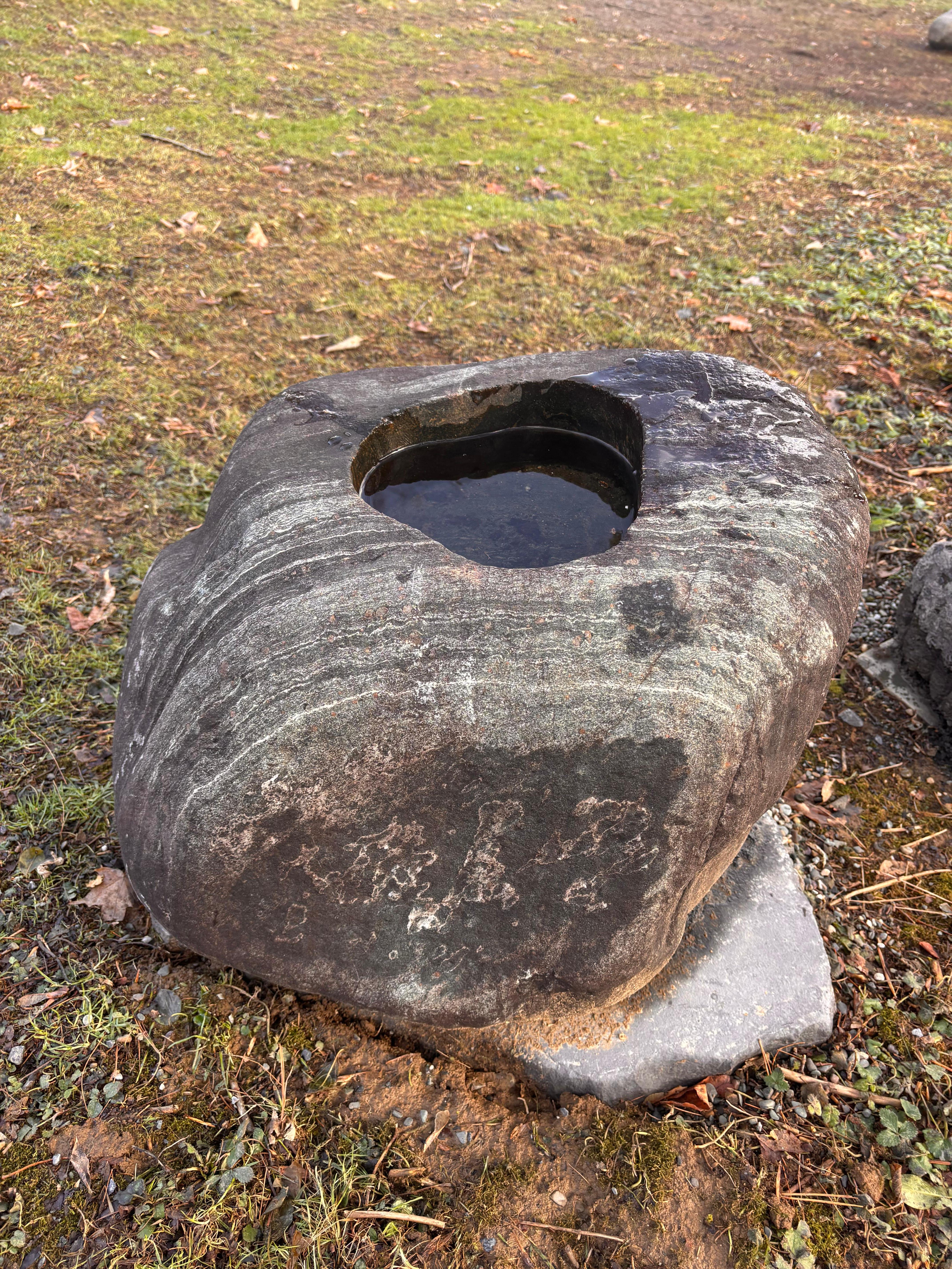 Japón, Gran Cuenca de Agua Lisa de Piedra Roja Rara Tsukubai Taisho en venta