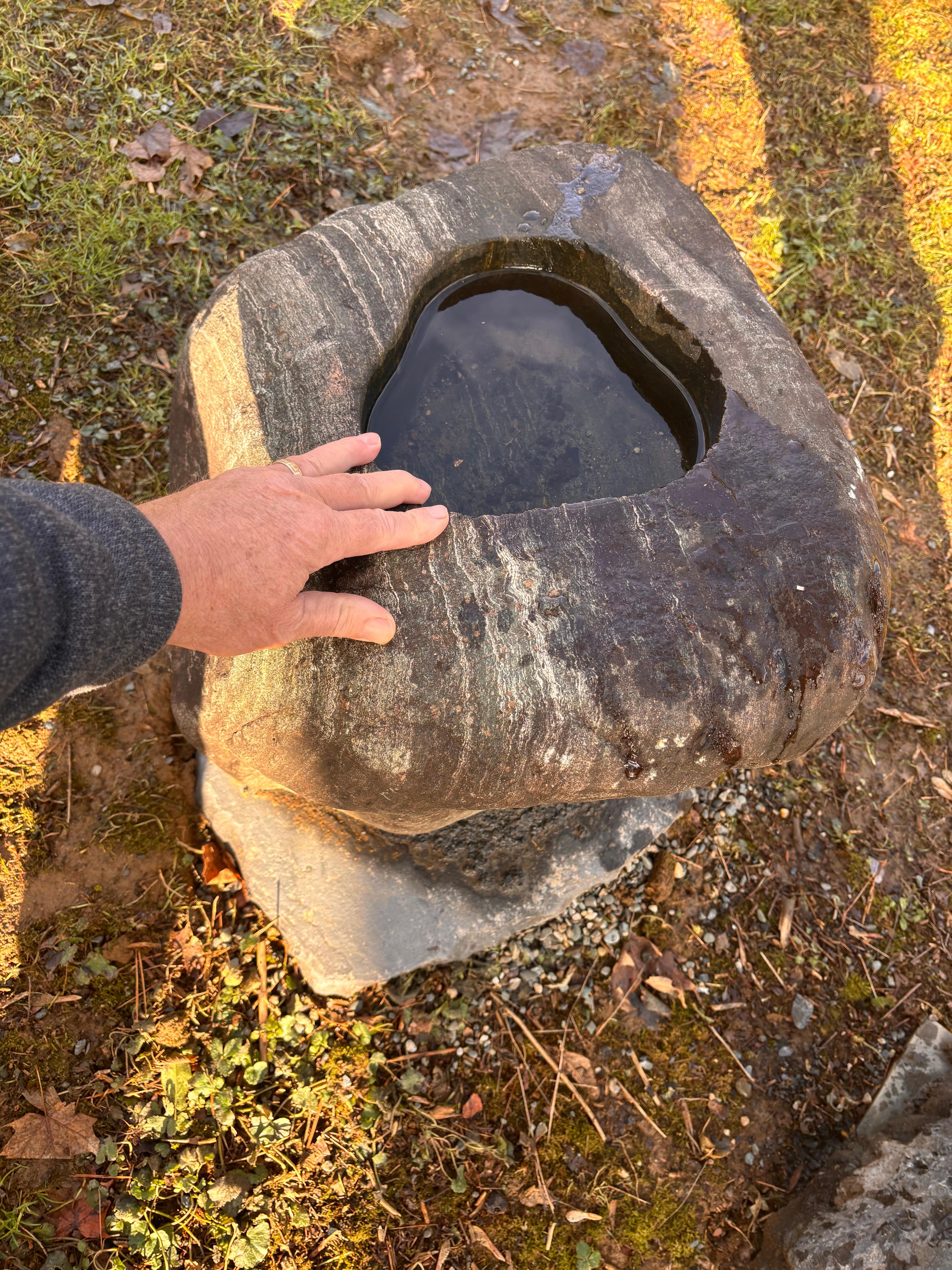 Japón Una cuenca de agua Tsukubai tallada a mano, de gran belleza, elaborada con un raro granito kurama rojo rayado.  El granito Kurama ya no es accesible en Japón, por lo que esto representa un raro hallazgo y la oportunidad de añadir uno de estos
