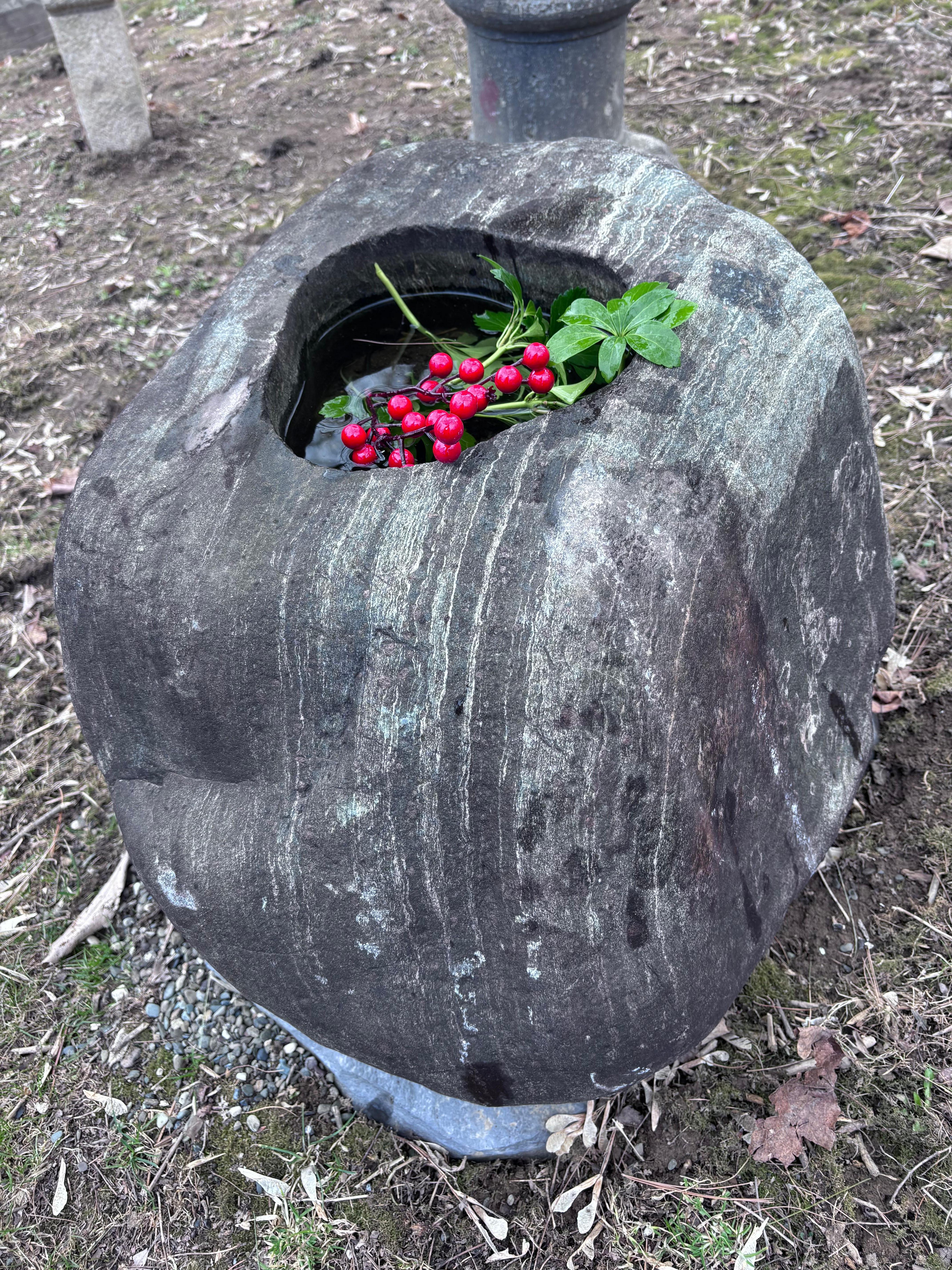 Japón, Gran Cuenca de Agua Lisa de Piedra Roja Rara Tsukubai Japonés en venta