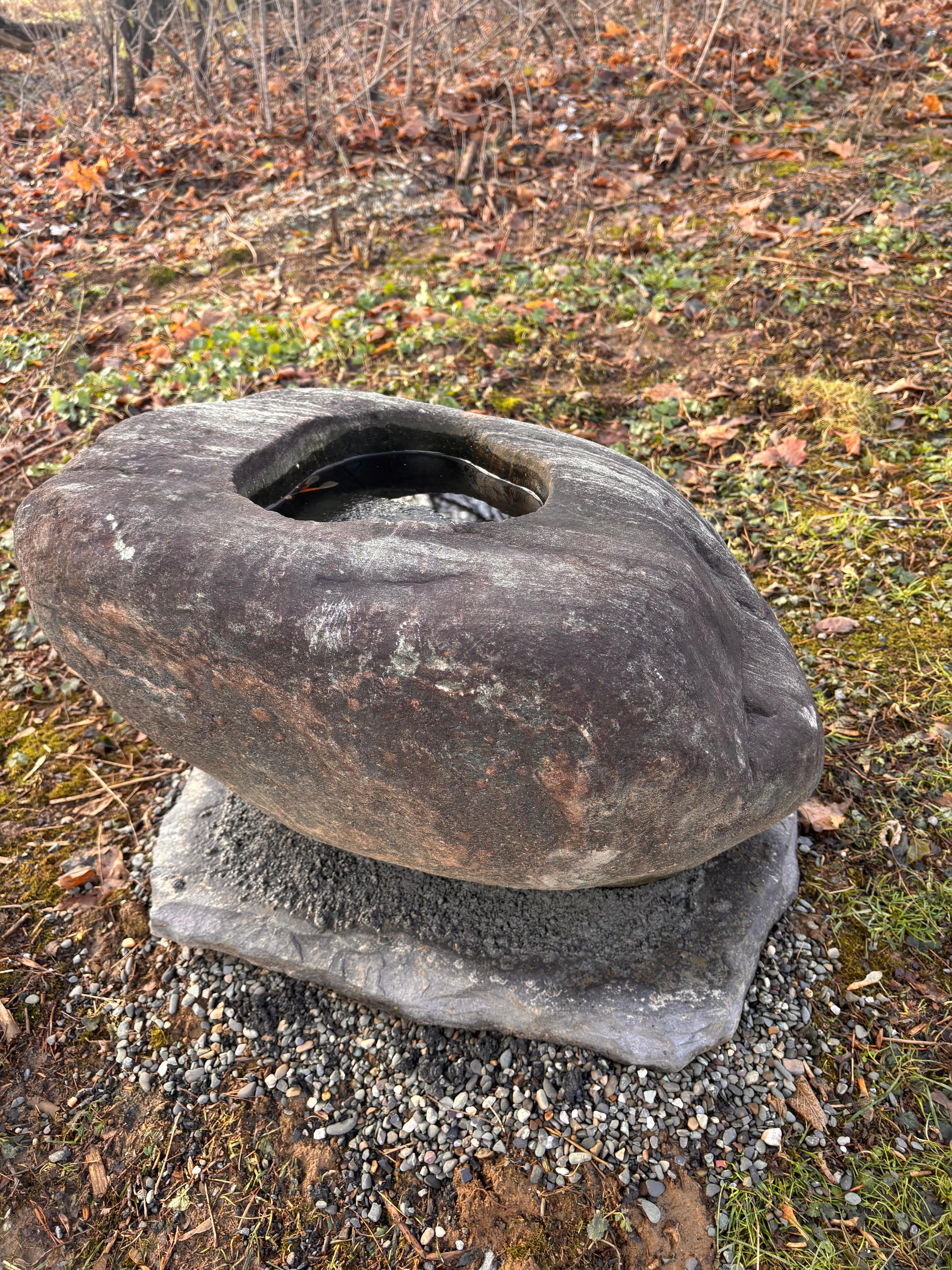 Japón, Gran Cuenca de Agua Lisa de Piedra Roja Rara Tsukubai en Bueno estado para la venta en South Burlington, VT