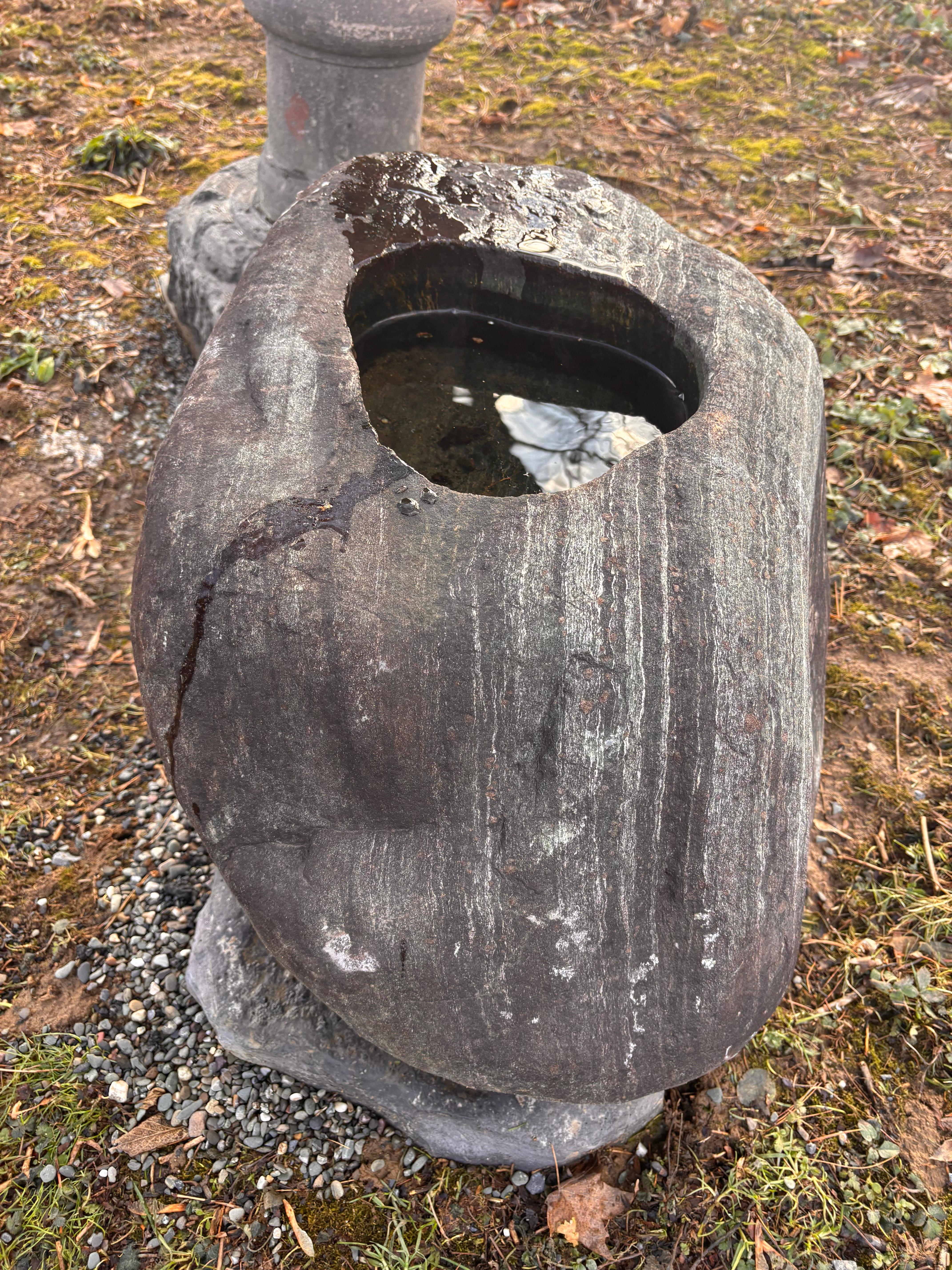 Japón, Gran Cuenca de Agua Lisa de Piedra Roja Rara Tsukubai siglo XX en venta