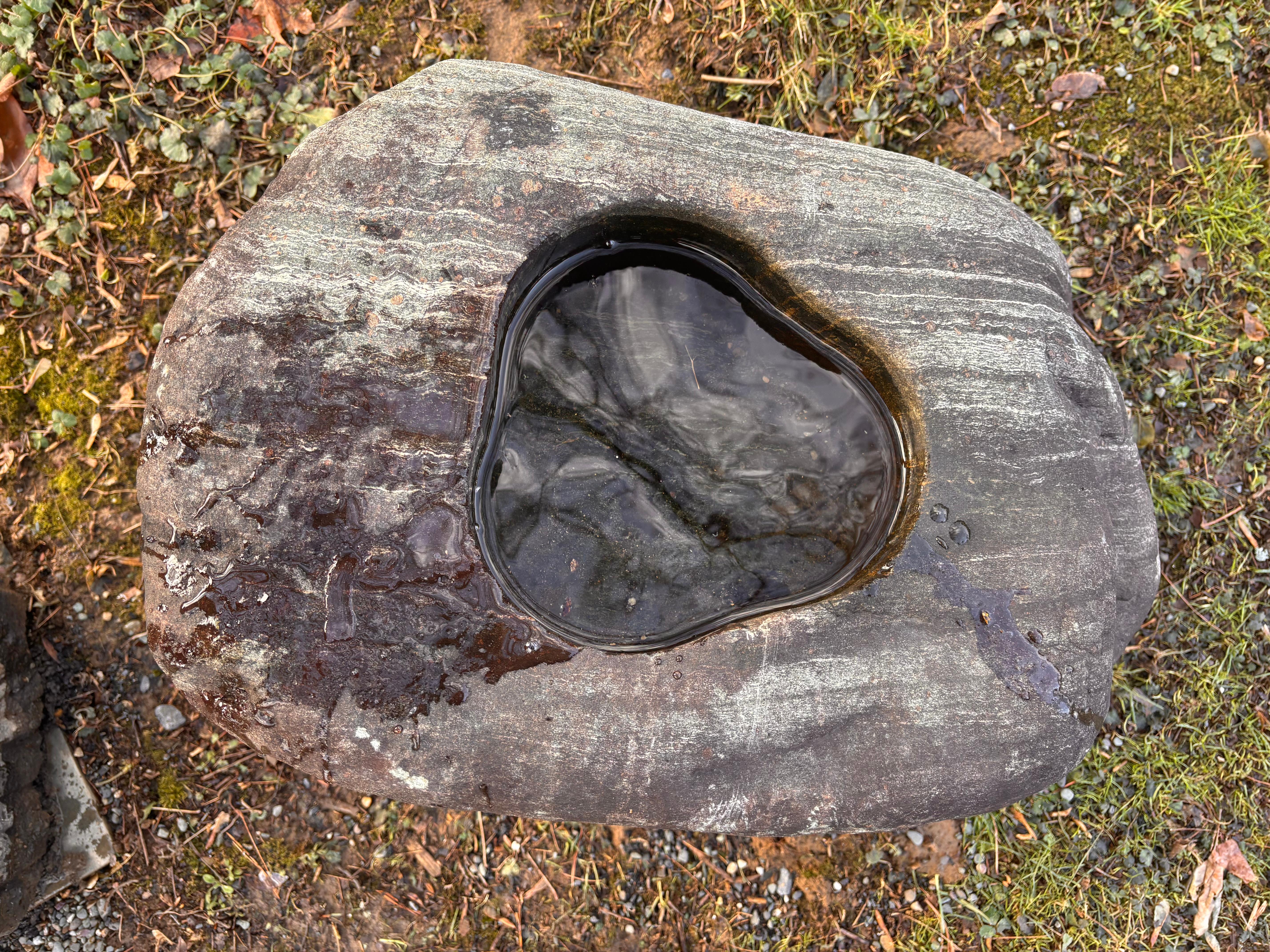 Japón, Gran Cuenca de Agua Lisa de Piedra Roja Rara Tsukubai Granito en venta