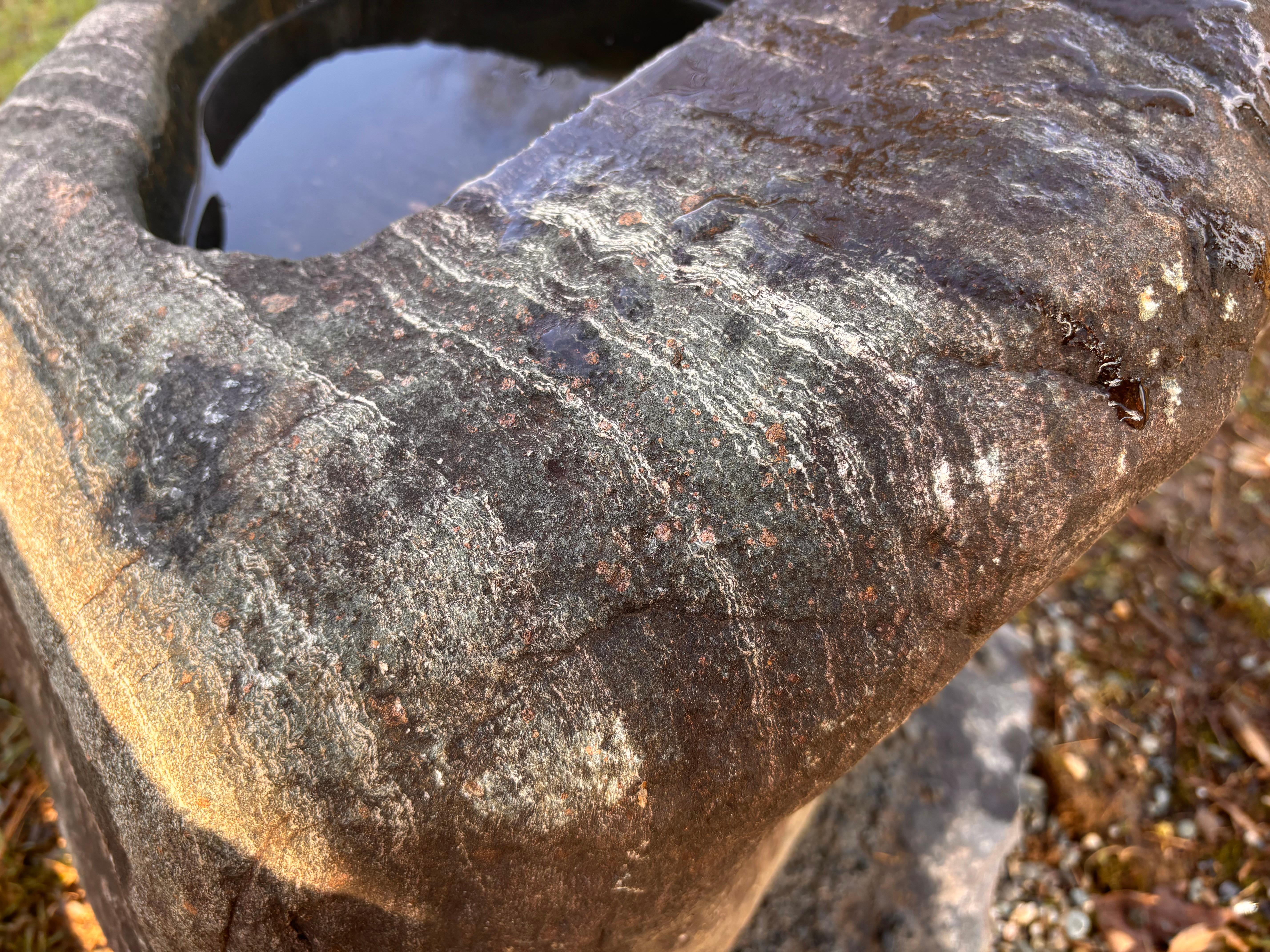 Japón, Gran Cuenca de Agua Lisa de Piedra Roja Rara Tsukubai en venta 1