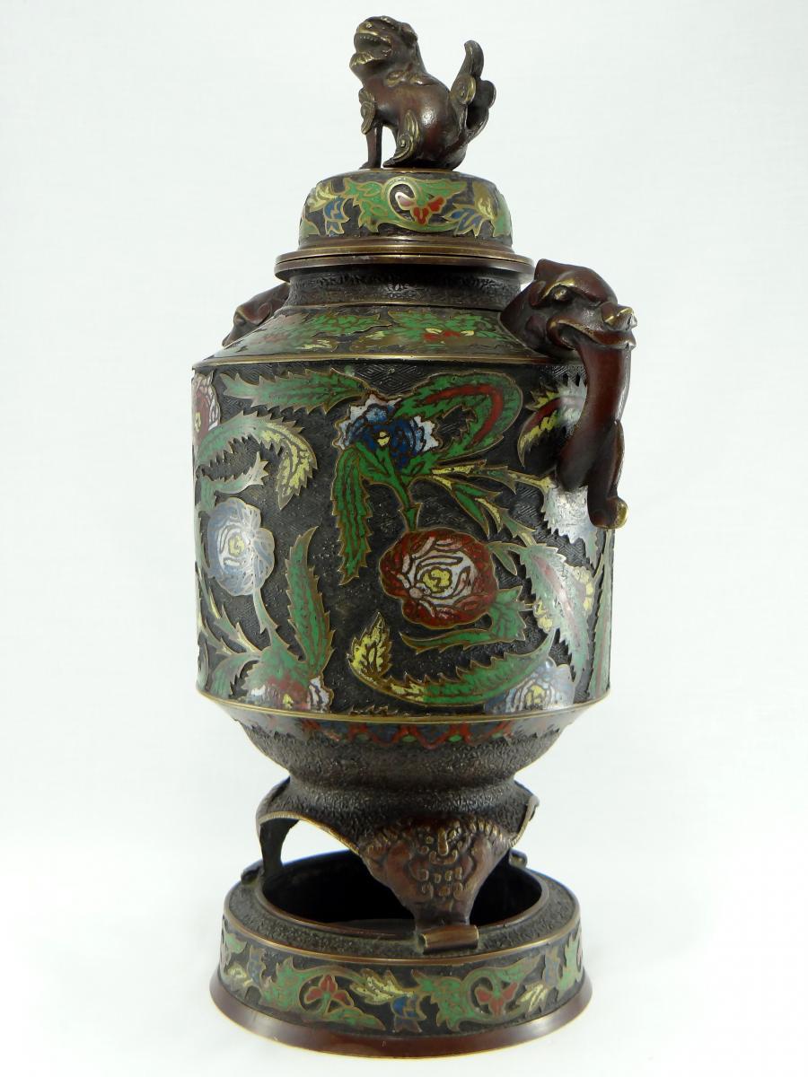 Very nice and important bronze covered pot from Japan dating from the late 19th century. It has a rich cloisonné enamel decor with floral motifs. The taking of the lid shows a dog of Fo and the handles of chimeras heads. The quality of the work and