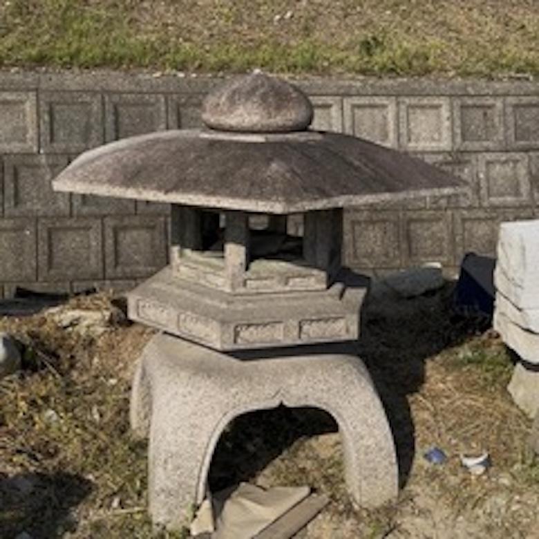 Raro classico dei primi tempi in una dimensione incredibilmente grande di 48 pollici. 
Bella patina, bella lanterna

Guarda il video.

Giappone, un'antica pietra Yukimi esagonale di grandi dimensioni realizzata a mano  lanterna superiore con