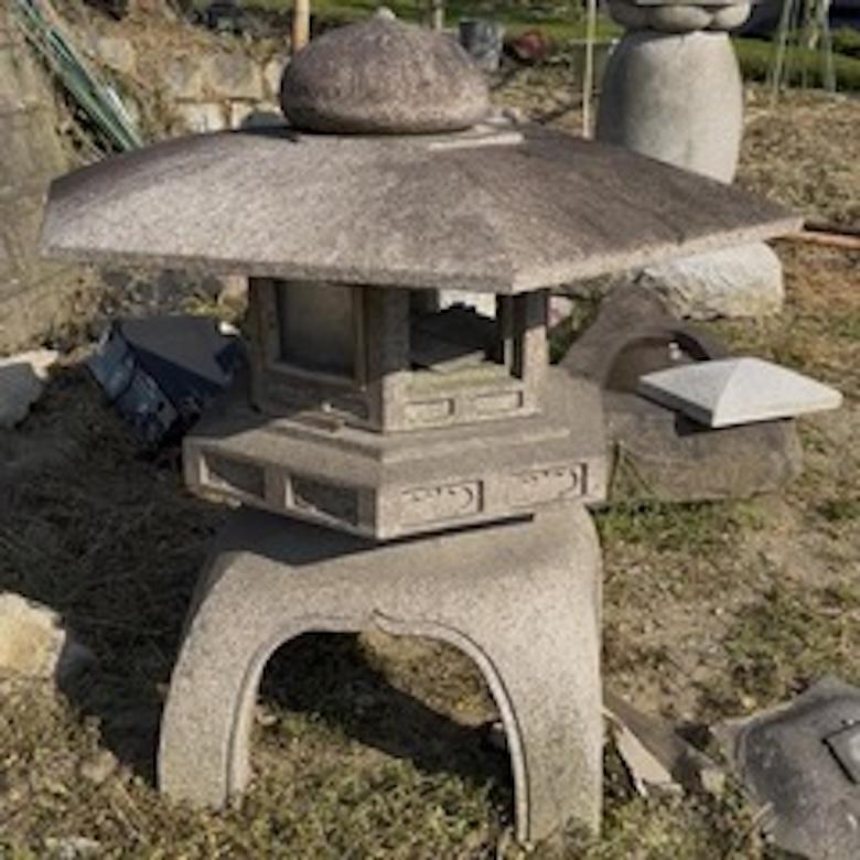 Showa Lanterna Yukimi in pietra massiccia del Giappone con bellissimi dettagli, 48 pollici in vendita