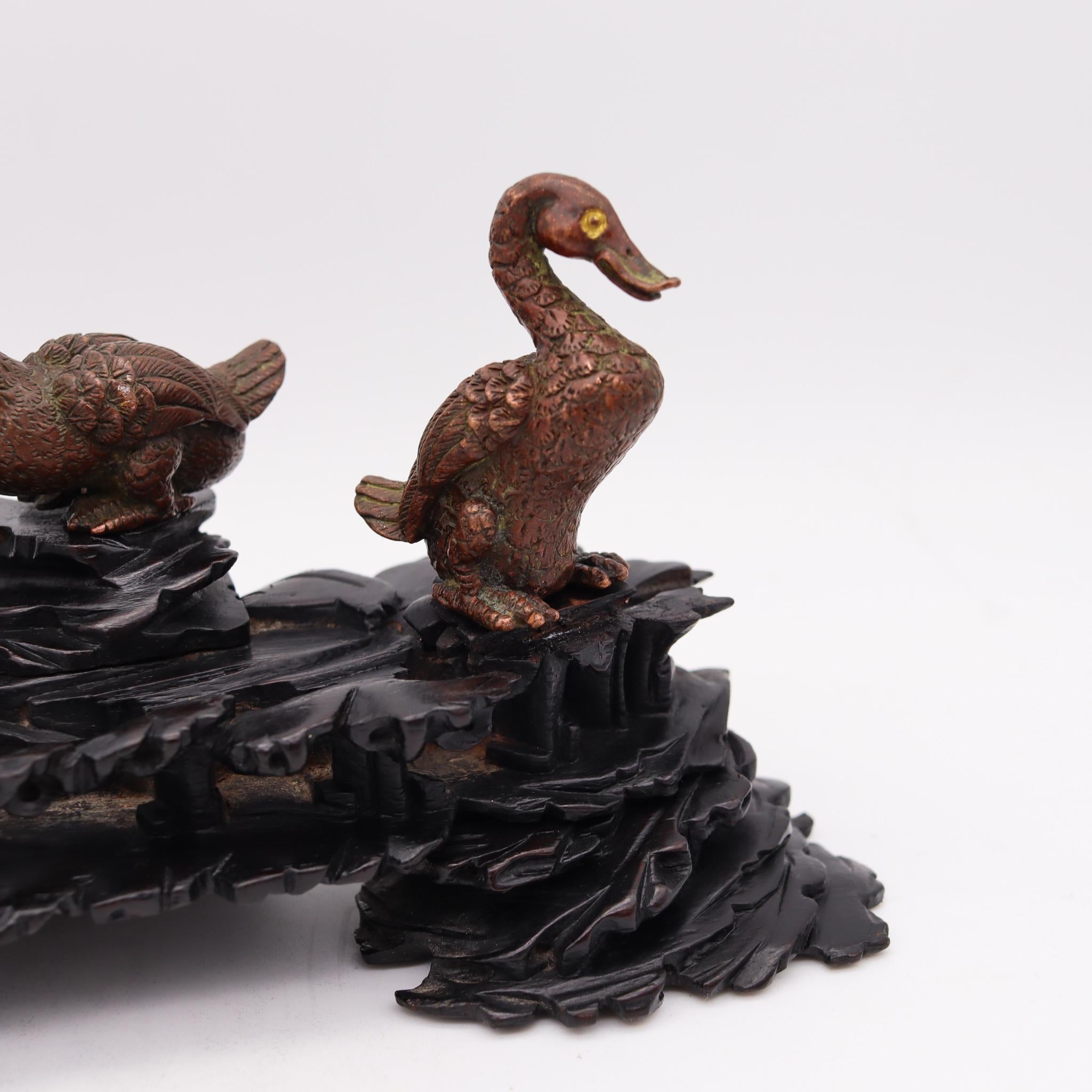 Japonais Sculpture japonaise de trois canards en bronze de la période Meiji 1900 sur socle en bois et corail en vente