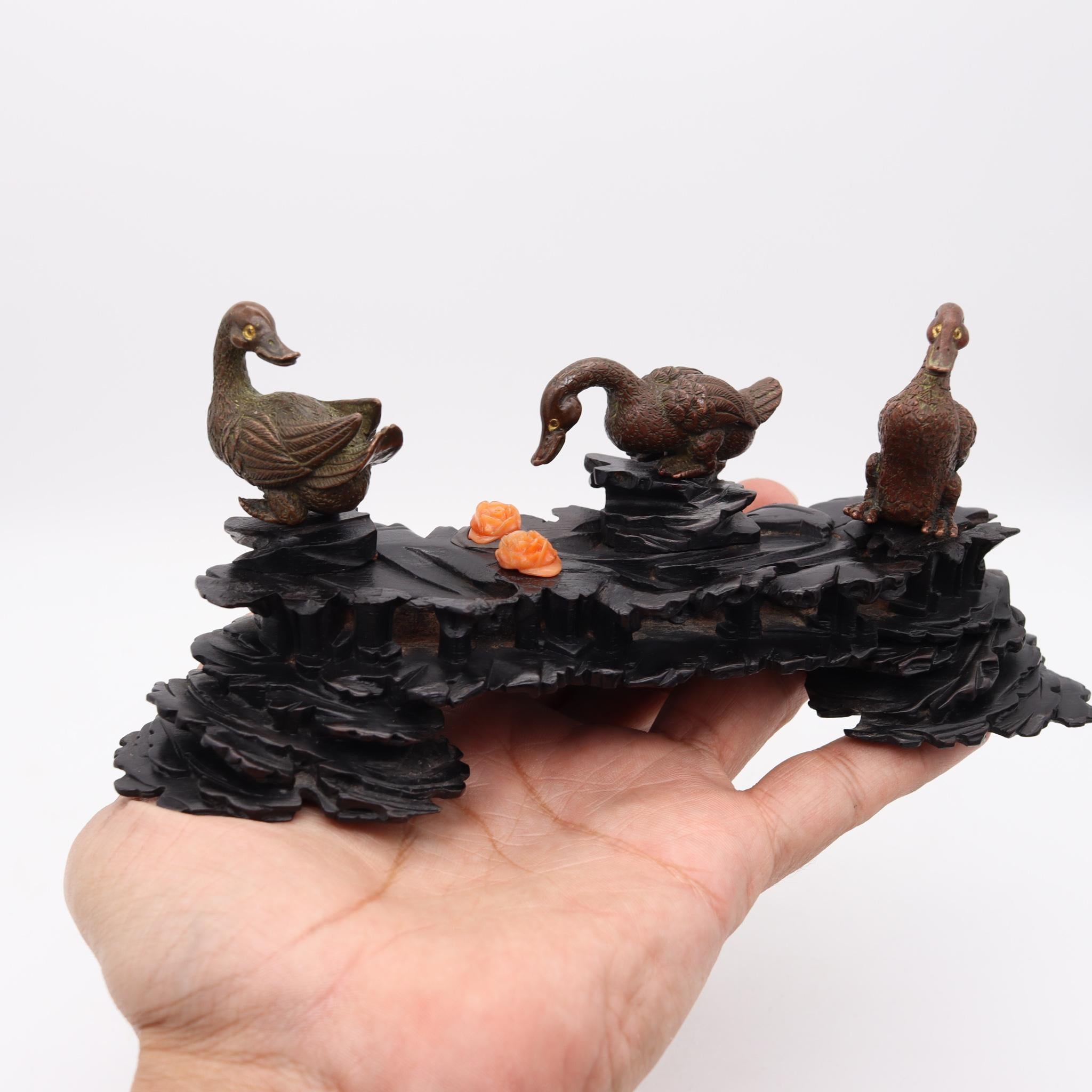 Japan Meiji 1900 Drei Bronze-Enten-Skulptur aus Holzständer und Koralle (Frühes 20. Jahrhundert) im Angebot