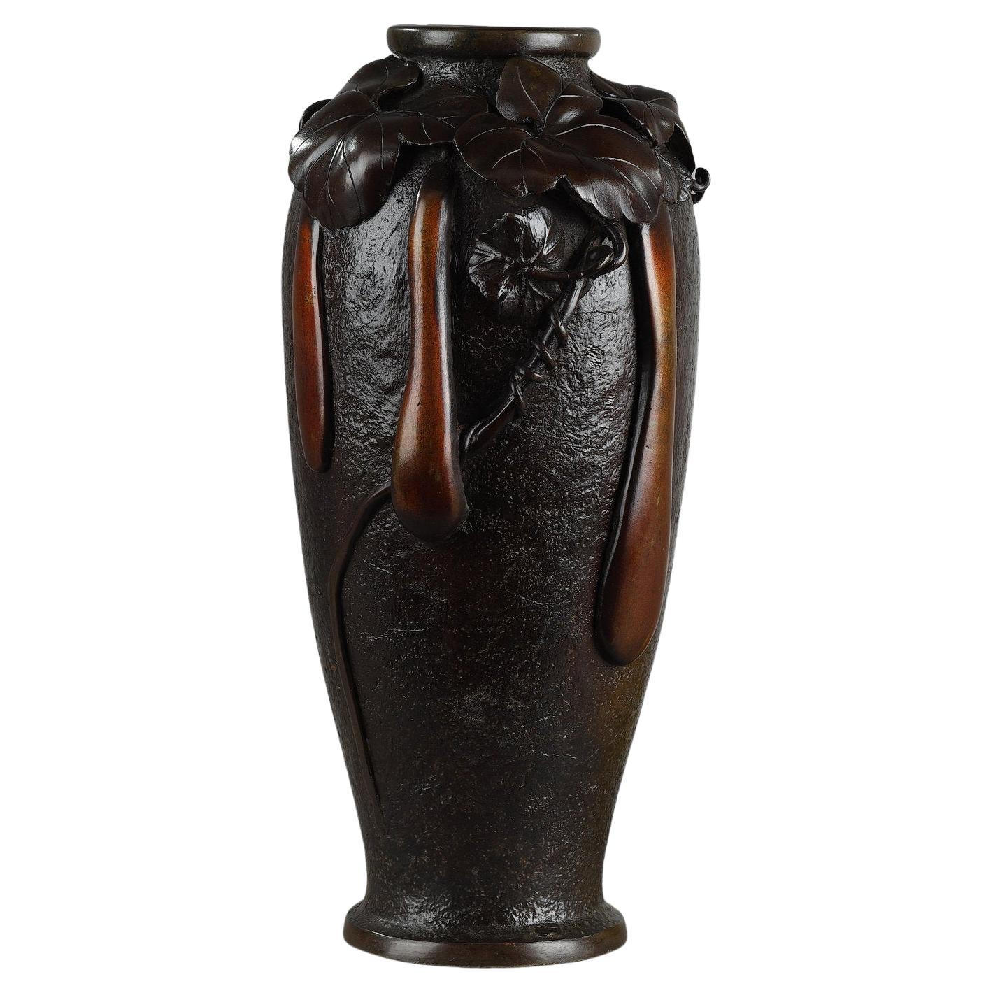 Japan, Meiji-Periode (1868-1912) : Bronzevase mit brauner Patina