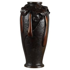Japon, période Meiji (1868-1912) : Vase en bronze à patine brune nuancée