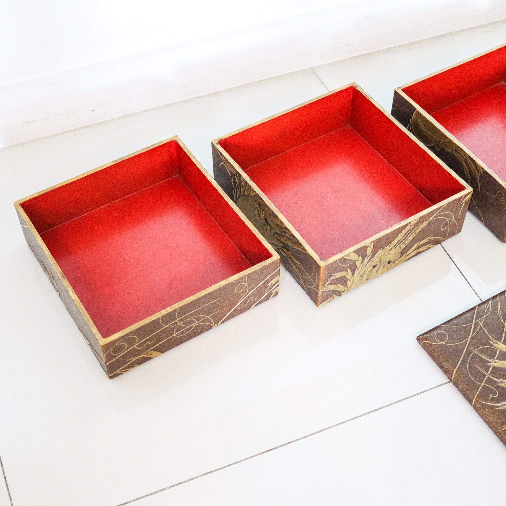 JAPAN Meiji-Periode 1870 Vier Etagen Präsentation Jubako Box Namiki Lack & Gold im Zustand „Hervorragend“ im Angebot in Miami, FL