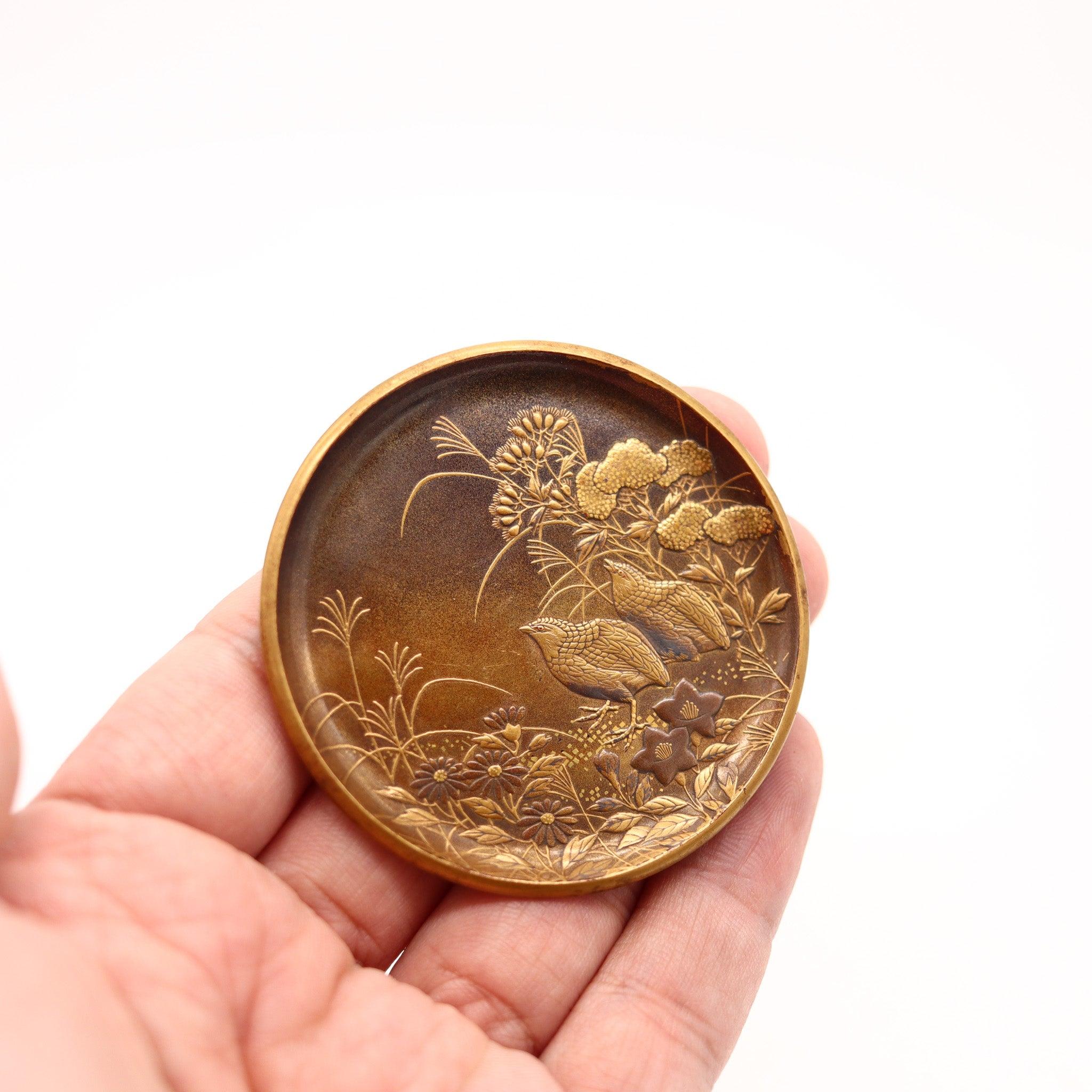 Un petit plateau rond Namiki de la période Meiji.

Il s'agit d'un étonnant et très décoratif plateau rond de présentation créé au Japon impérial au début de l'ère Meiji (1868-1912), vers 1880. Ce fabuleux petit plateau a été méticuleusement fabriqué