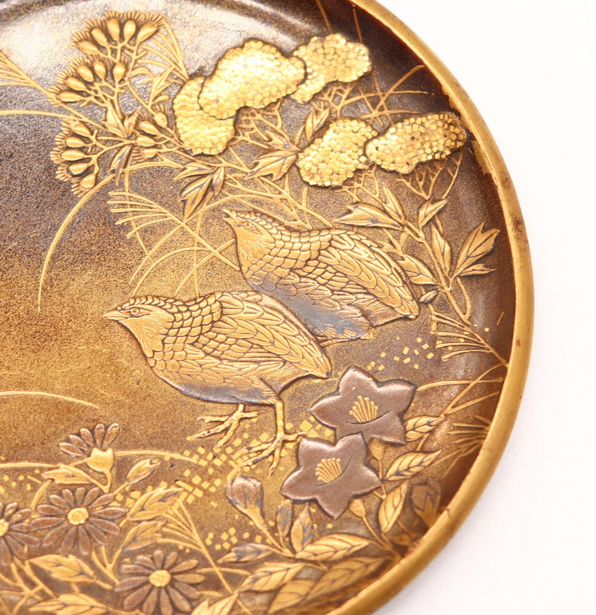 Sculpté JAPON Période Meiji 1880 Namiki Plateau rond à petites cabines en Wood, Gold & Silver en vente