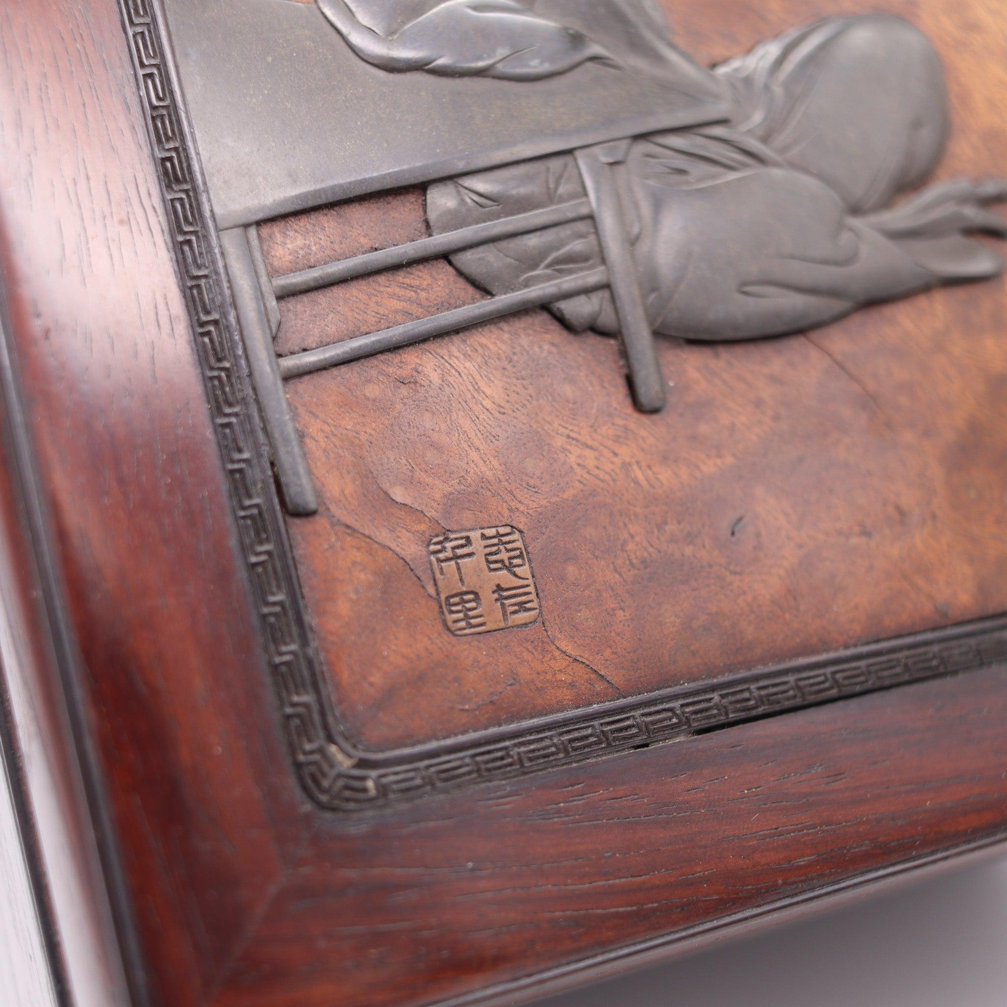 Giapponese GIAPPONE Periodo Meiji 1890 Scatola da scrivania Tebako in legno pregiato, bronzo e oro in vendita