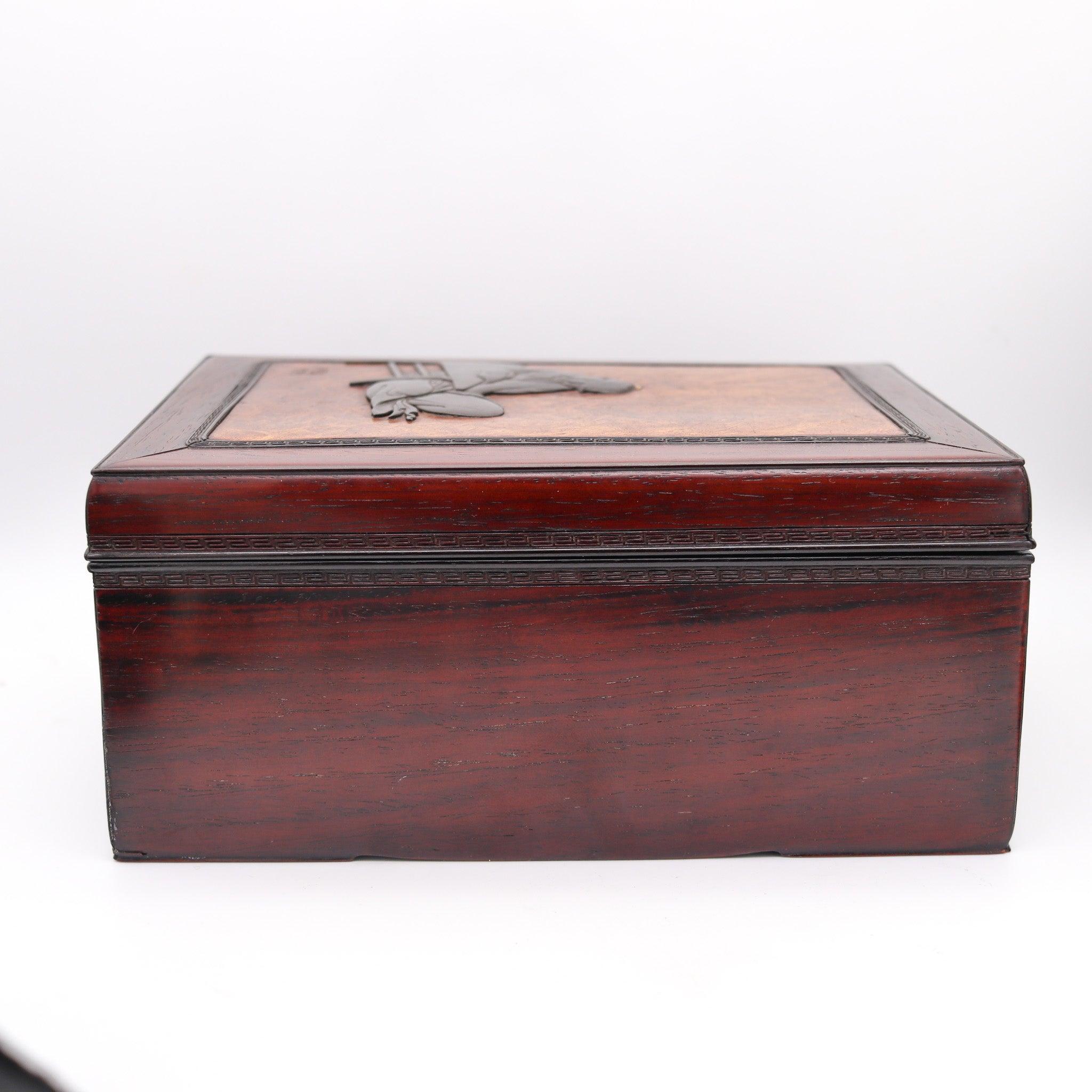 Fine XIX secolo GIAPPONE Periodo Meiji 1890 Scatola da scrivania Tebako in legno pregiato, bronzo e oro in vendita