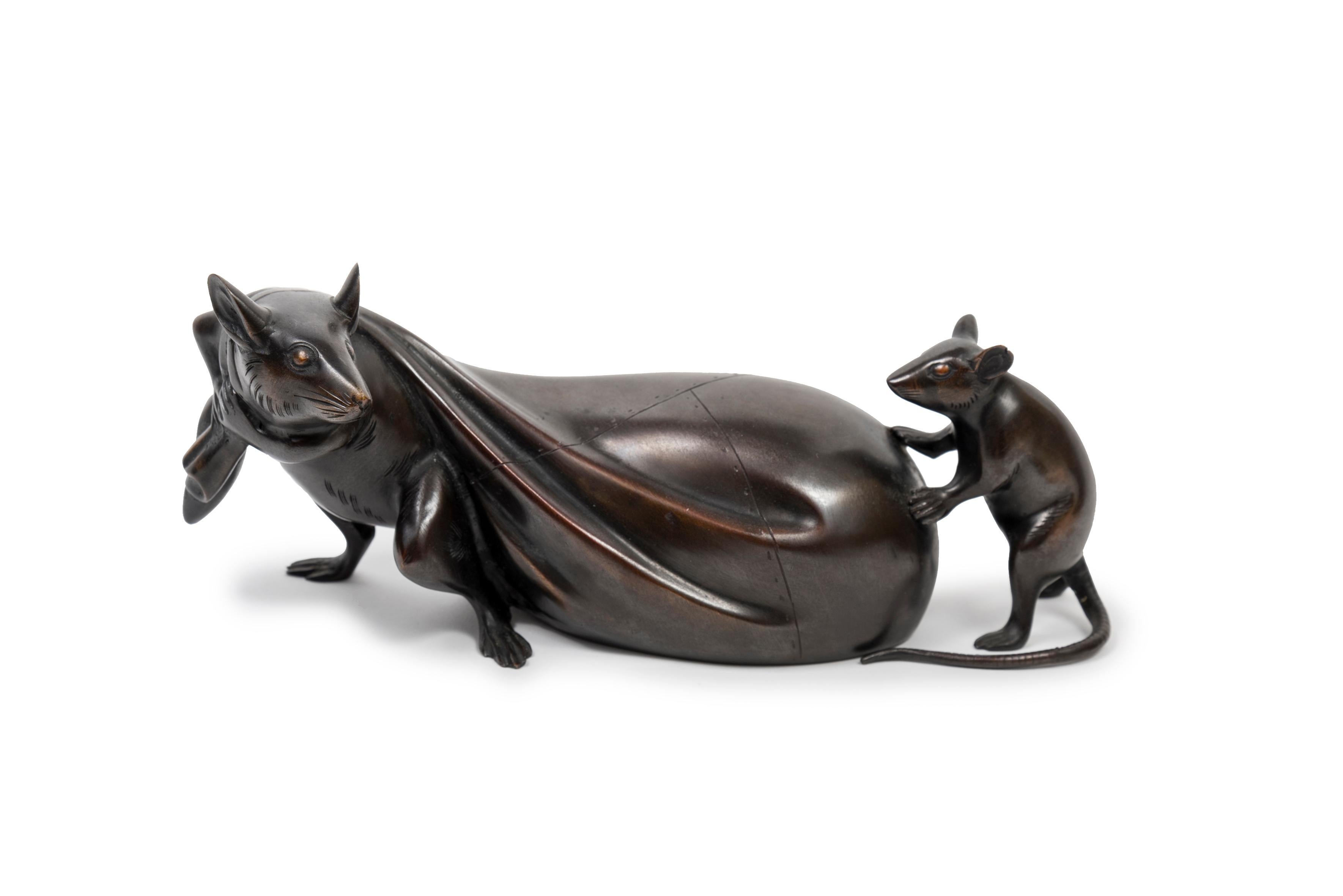 Japanische Bronze, die zwei Mäuse darstellt, von denen die eine einen Schatzbeutel zieht. 

Die Maus oder die Ratte (beide auf Japanisch nezumi genannt), eines der Tierkreiszeichen, ist ein Glückssymbol. Dieser Beutel kann mit dem Schatzbeutel von