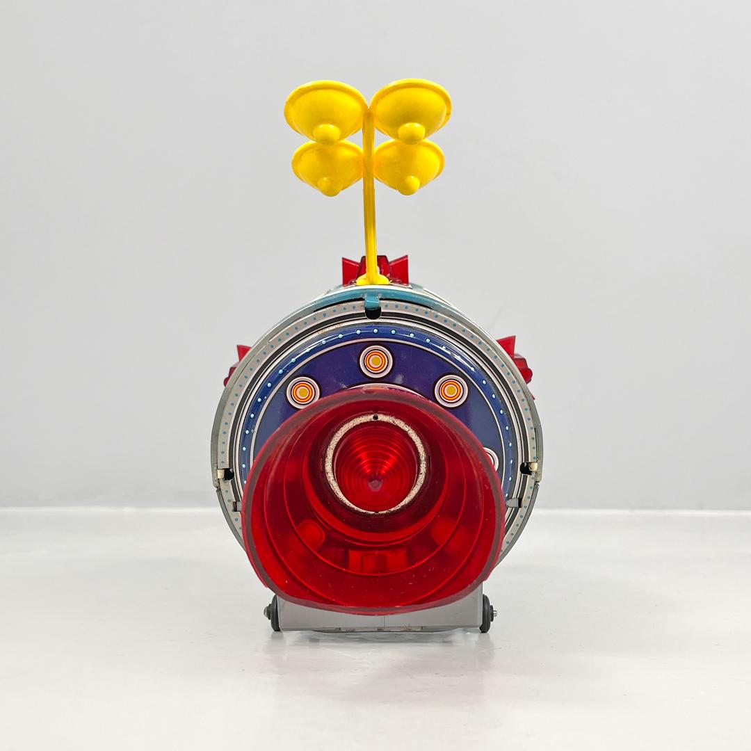 Giappone, metà del secolo scorso, astronave di latta Moon Traveler Apollo-z Nomura Toys, anni '60
Gioco da collezione mod. Moon Traveler Apollo-z in latta. Il modello rappresenta un'astronave cilindrica argentata, con adesivi colorati e parti in