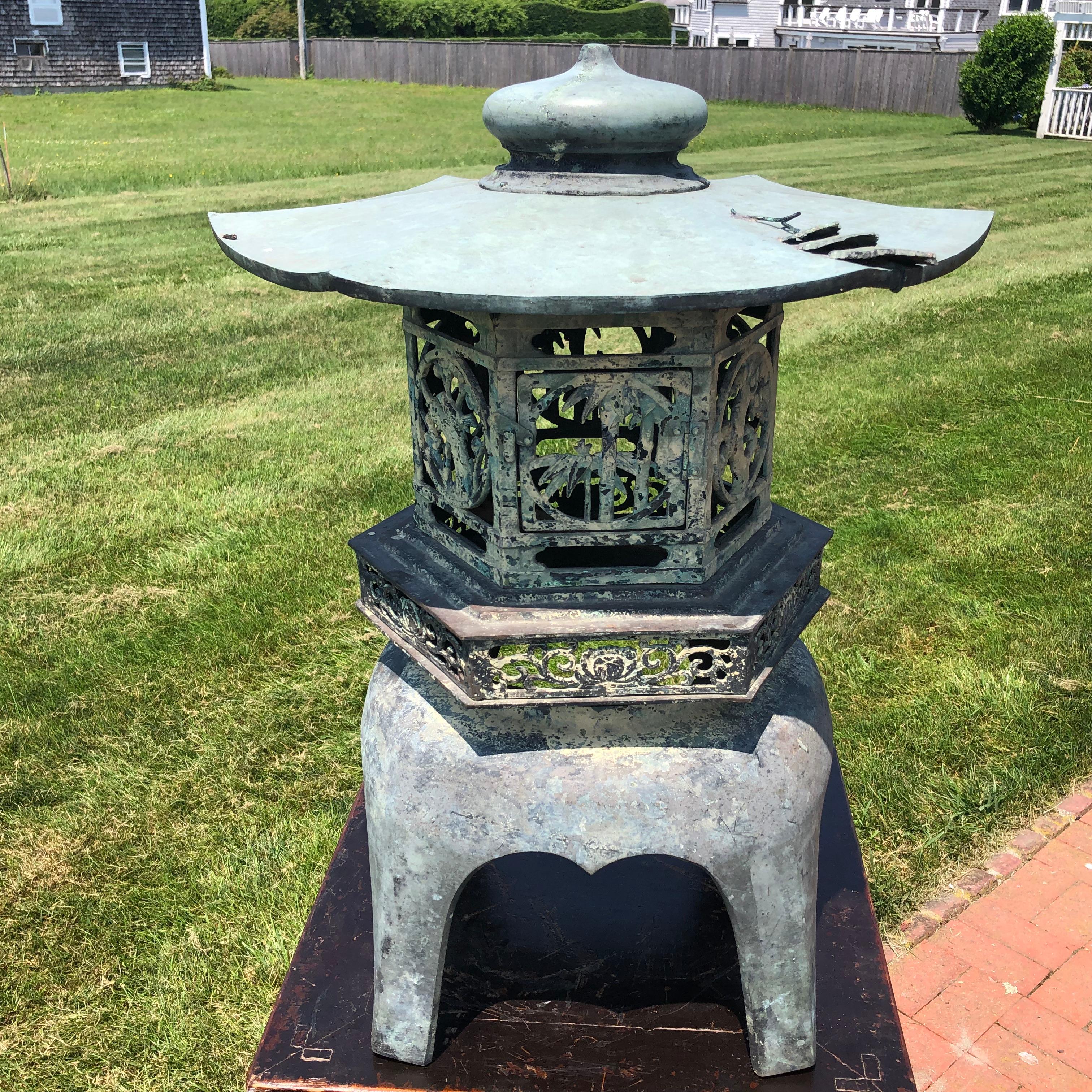 Only One

Japan, a fine large vintage hand cast bronze Yukimi hexagonal top lantern with exquisite details from the early Showa period, 1940s-1950s

The striking and well proportioned old bronze is fashioned from solid bonze as roof kasa and light