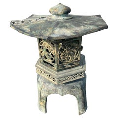 Lanterne japonaise en bronze ancien avec détails exquis