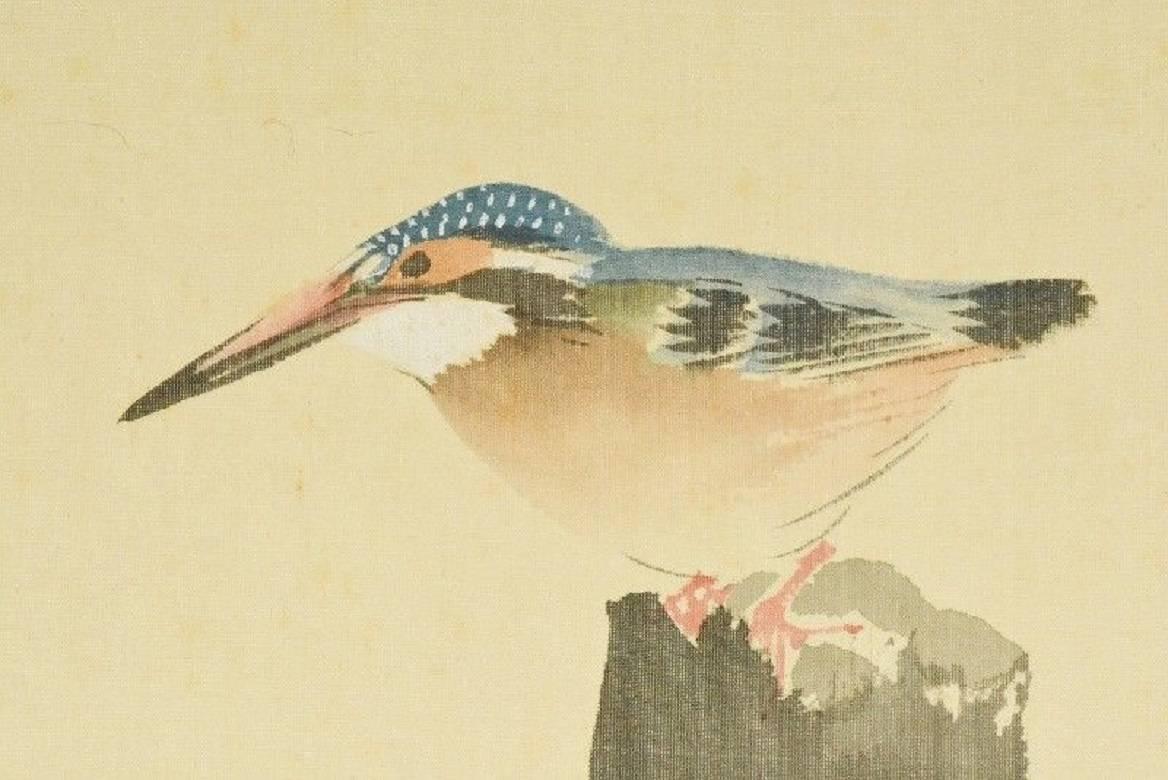 Found on our most acquisitions trip to Japan.

A beautifully hand painting on silk scroll of a Kingfisher complete with its original old bone rollers.

Artist: shoen yamamoto
Fine condition. 

Brilliant colors and fine details. 
 
Dimensions: 81.5