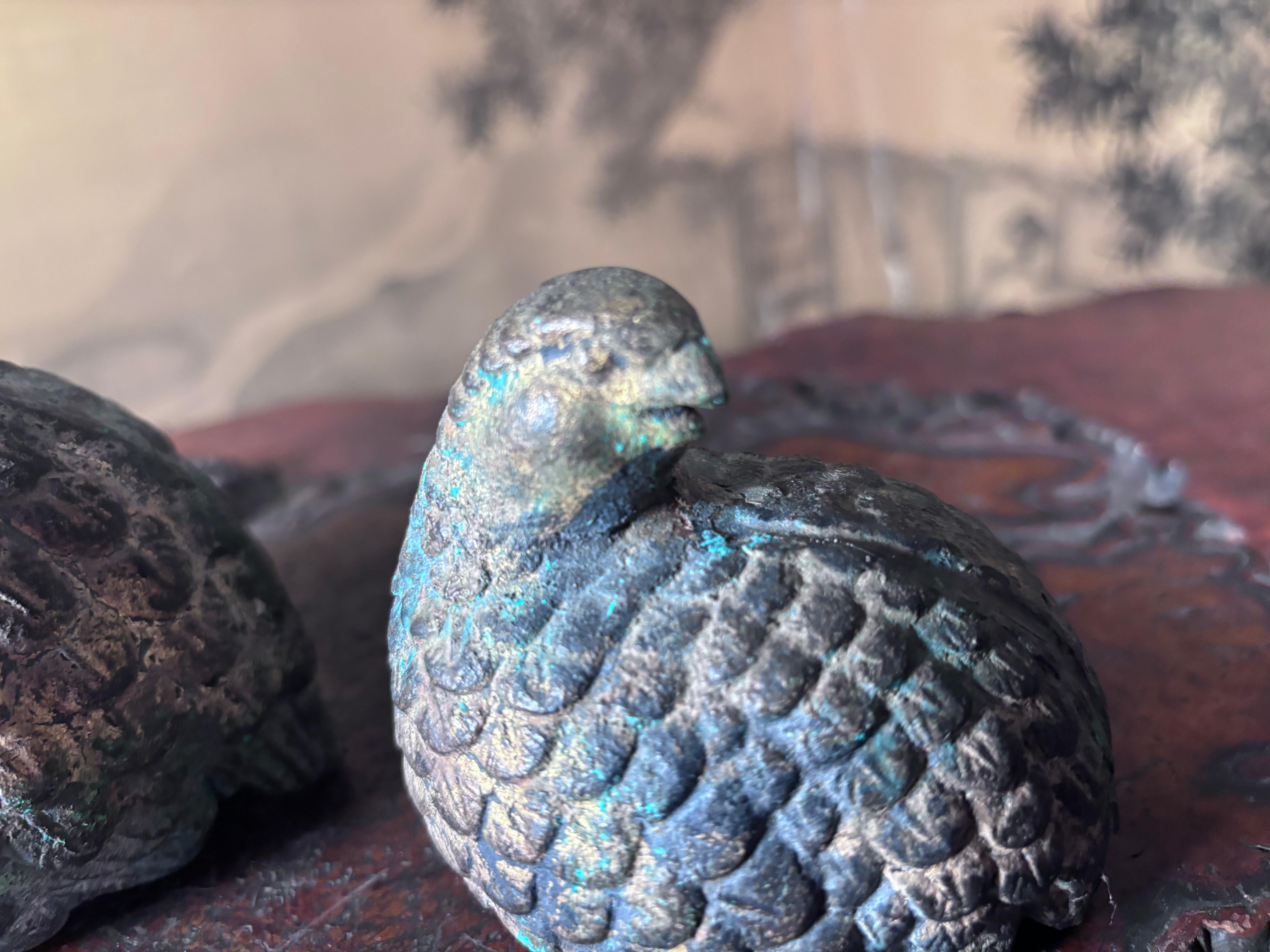 Paar antike vergoldete Quail-Skulpturen aus Japan, handgegossen, signiert im Angebot 2