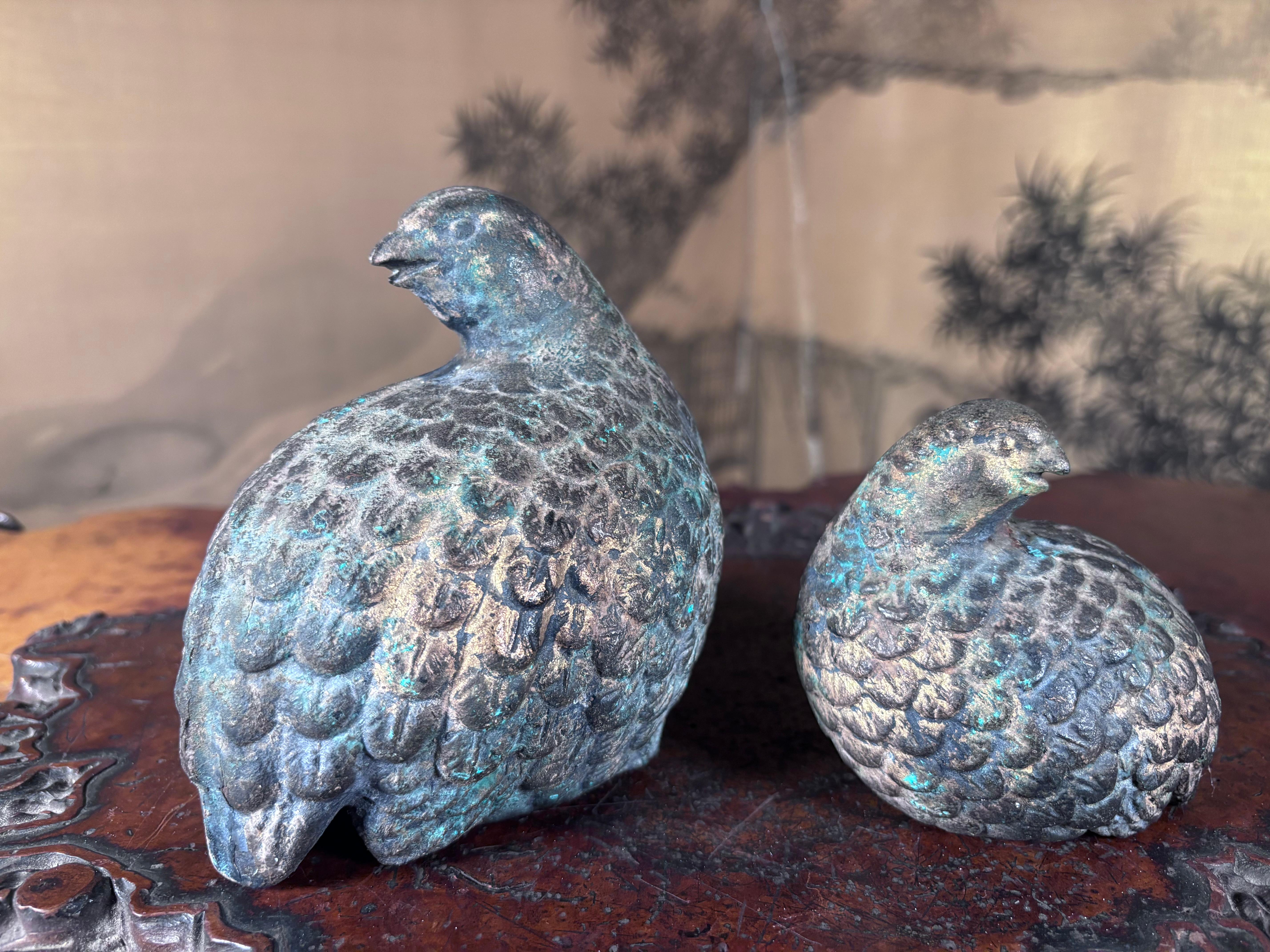 Paar antike vergoldete Quail-Skulpturen aus Japan, handgegossen, signiert (Taisho) im Angebot