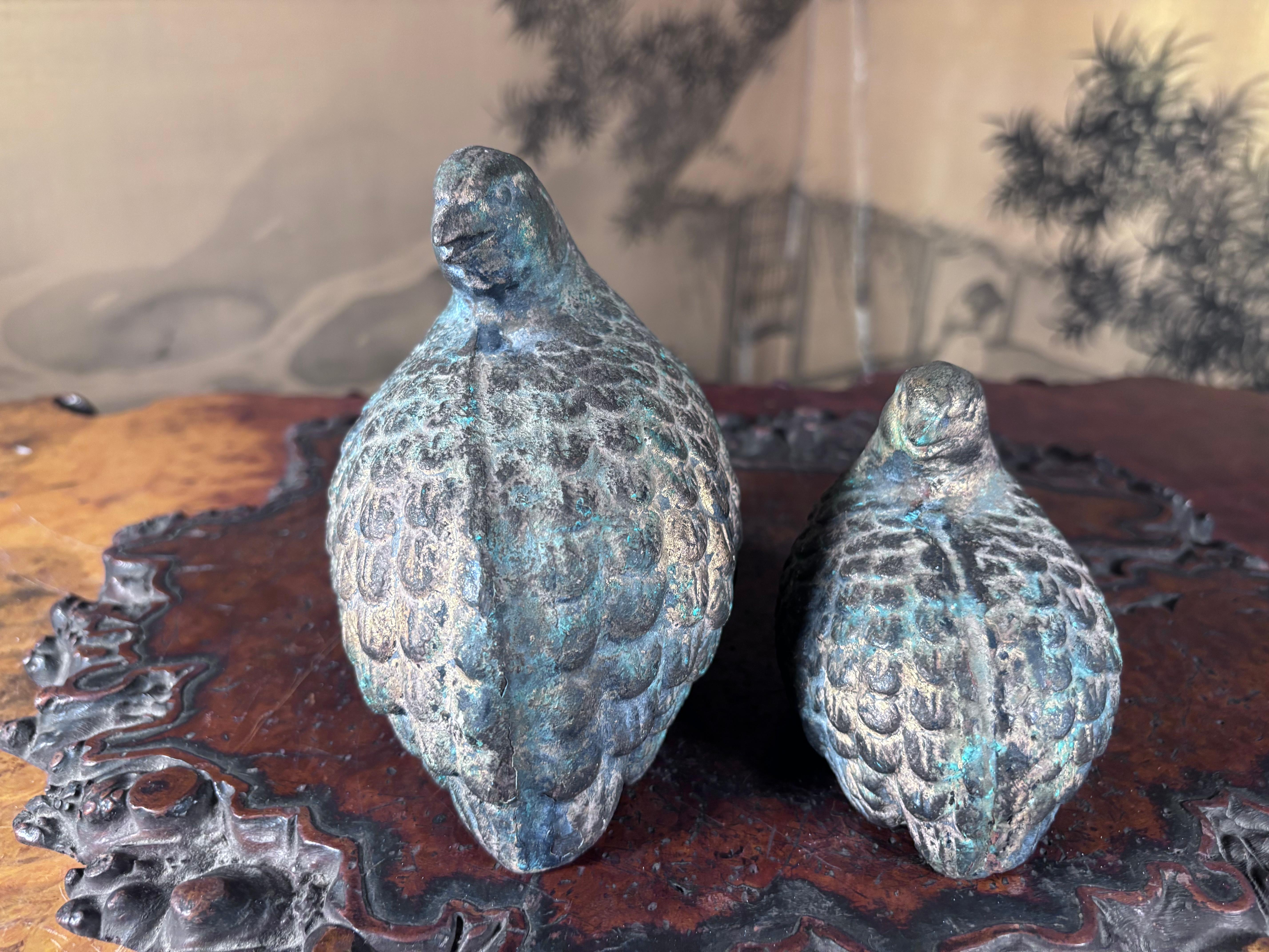 Paar antike vergoldete Quail-Skulpturen aus Japan, handgegossen, signiert (Gegossen) im Angebot