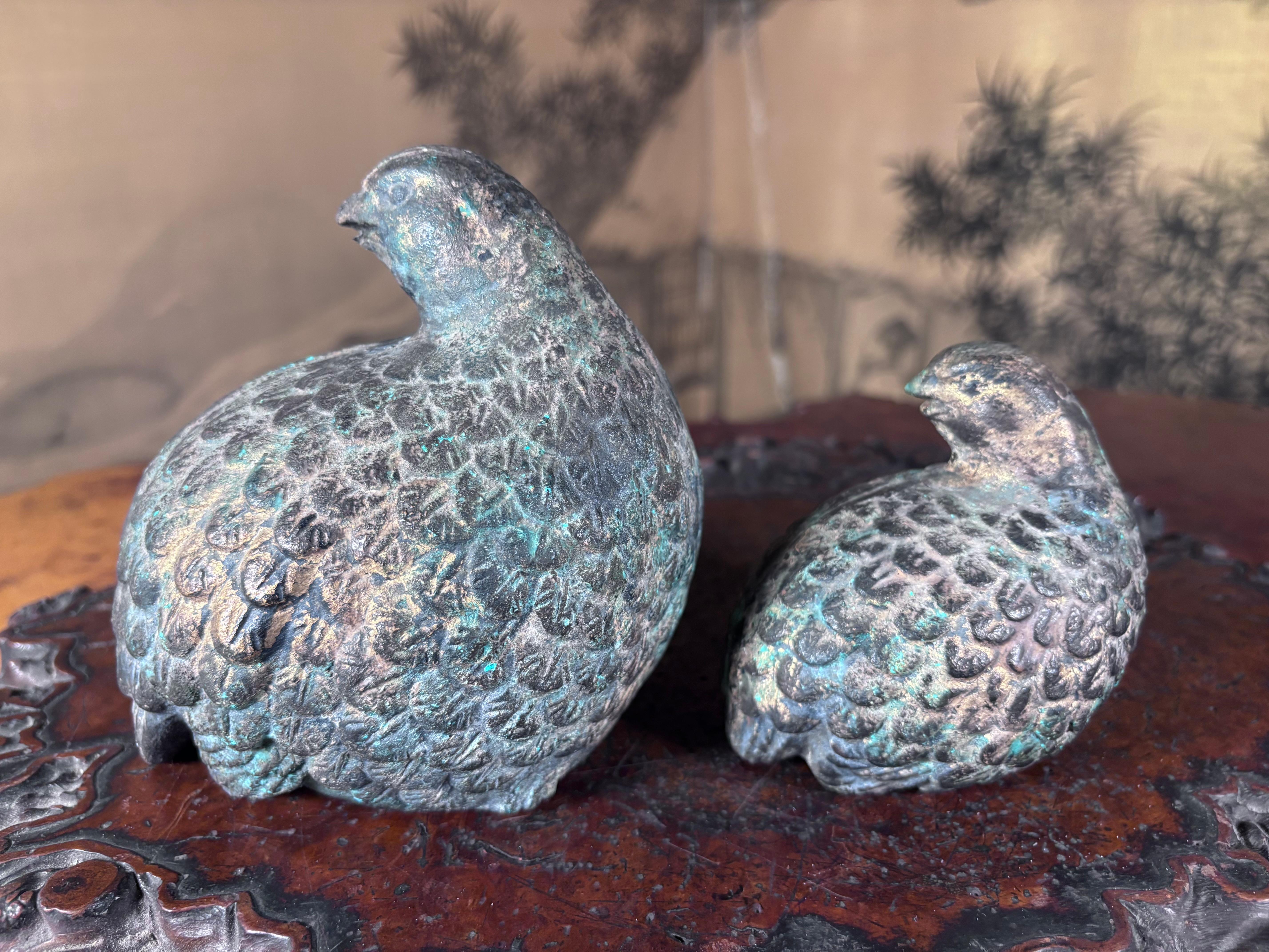Paar antike vergoldete Quail-Skulpturen aus Japan, handgegossen, signiert im Zustand „Gut“ im Angebot in South Burlington, VT