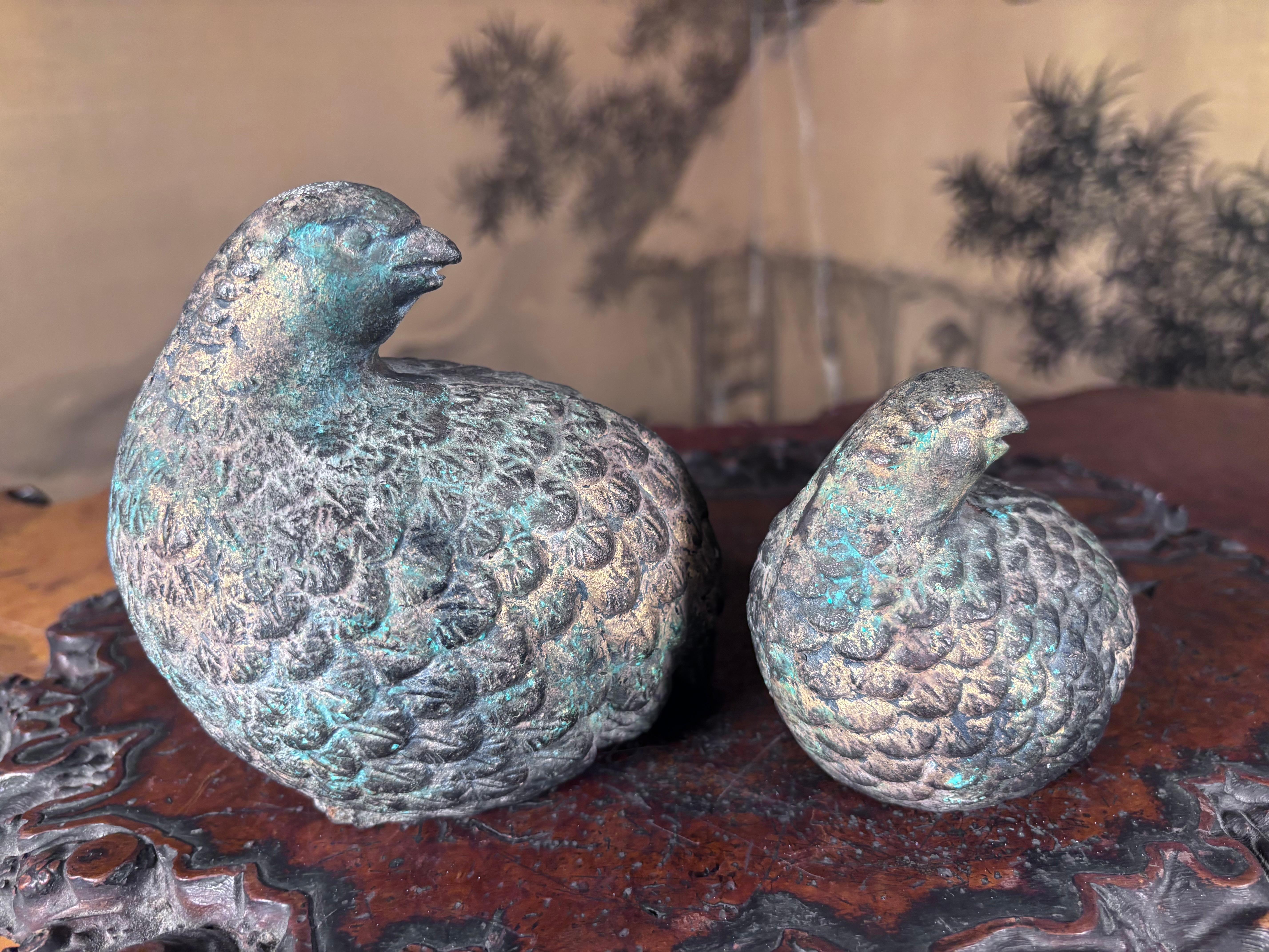 Paar antike vergoldete Quail-Skulpturen aus Japan, handgegossen, signiert (Eisen) im Angebot