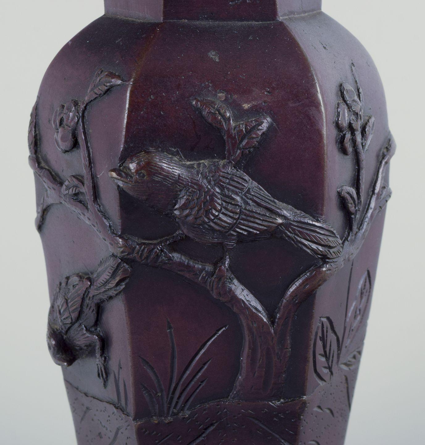 Japón, pareja de jarrones de bronce del periodo Meiji. Pájaros sobre ramas en relieve. en Excelente estado para la venta en København, Copenhagen