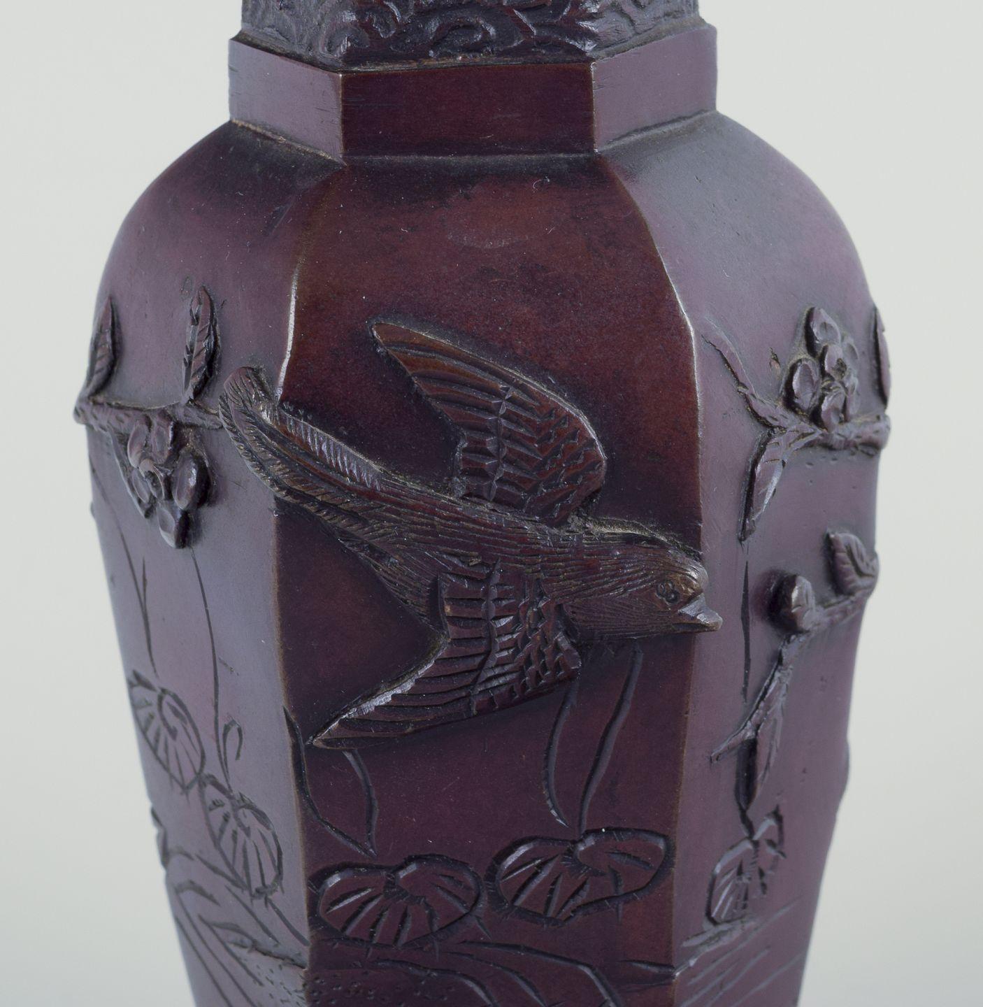 Japón, pareja de jarrones de bronce del periodo Meiji. Pájaros sobre ramas en relieve. siglo XIX en venta