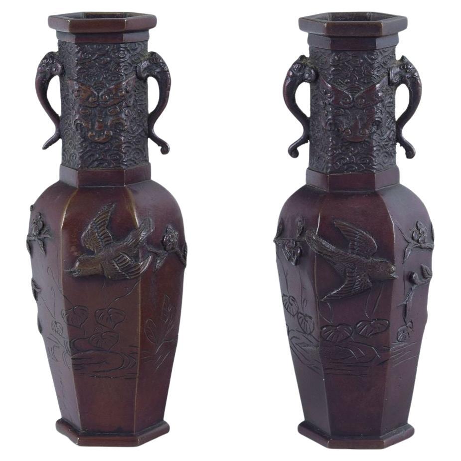 Japón, pareja de jarrones de bronce del periodo Meiji. Pájaros sobre ramas en relieve.